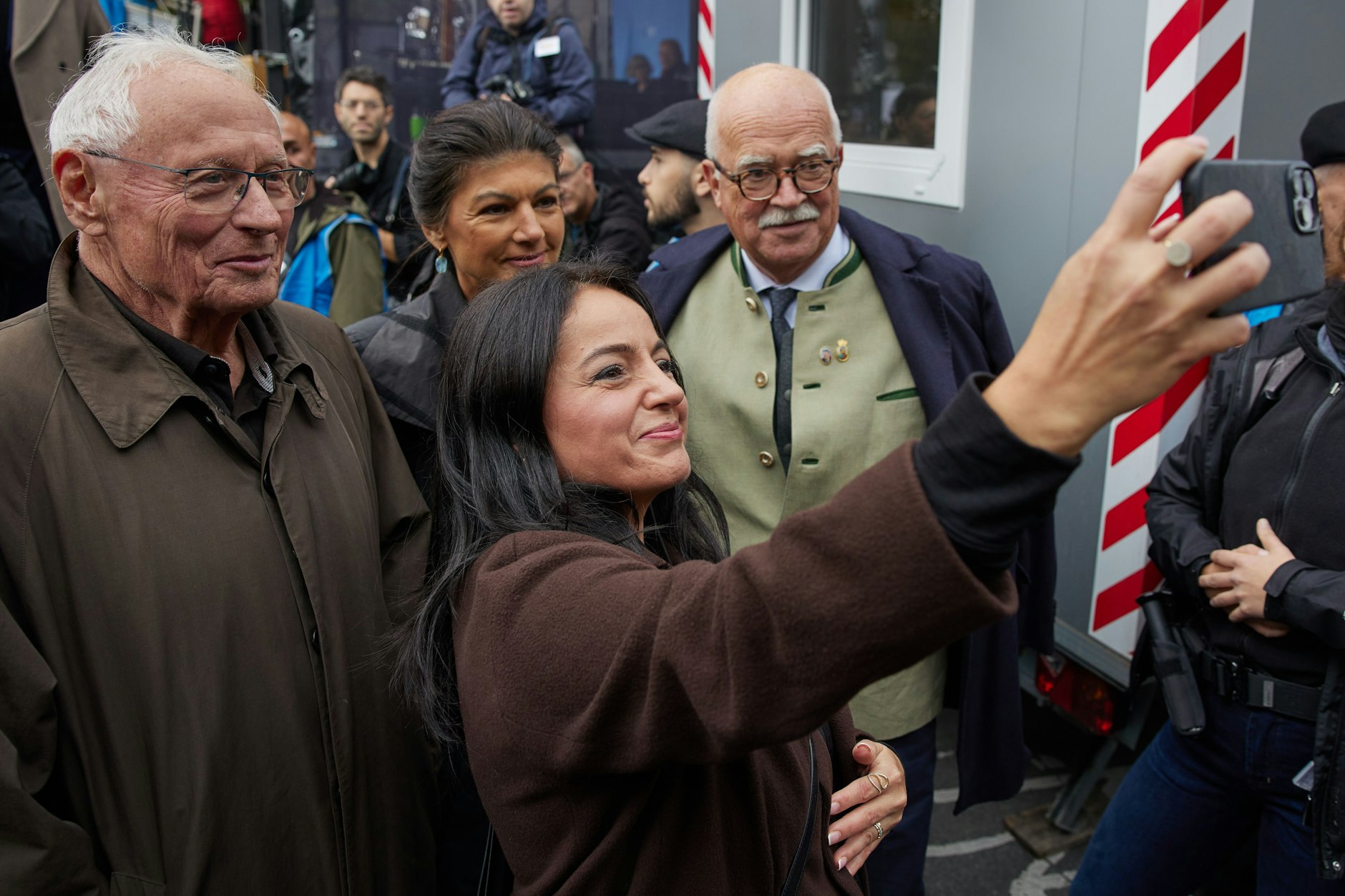 Selfie mit Lafontaine, Wagenknecht und Gauweiler: die BSW-Bundestagsabgeordnete Sevim Dagdelen am Rande der Friedensdemo vom 3. Oktober in Berlin