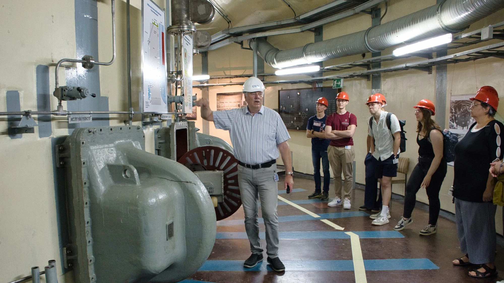 Hartmut Schindel führt durch das Kernkraftwerk Greifswald in Lubmin. Er sagt die Besucherroute durch den Reaktor sei einzigartig, da man hier Orte zeigen können, die Besucher sonst bei einem Besuch in einem Atomkraftwerk nie sehen würden.
