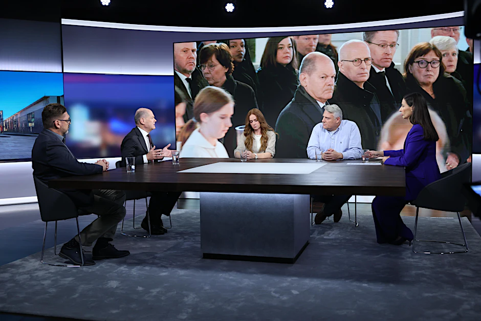 Die TV-Runde (v.l.): Der sächsische Bürgermeister Mirko Geißler, Bundeskanzler Olaf Scholz, Handwerkerin Sandra Hunke, der trauernde Vater Michael Kyrath sowie Moderatorin Pinar Atalay
