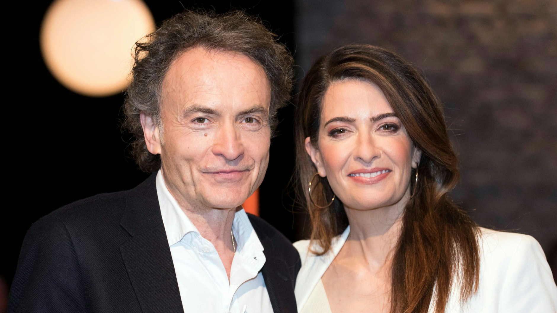 Mai 2024: Giovanni di Lorenzo und Linda Zervakis, die Moderatoren von „3 nach9“.