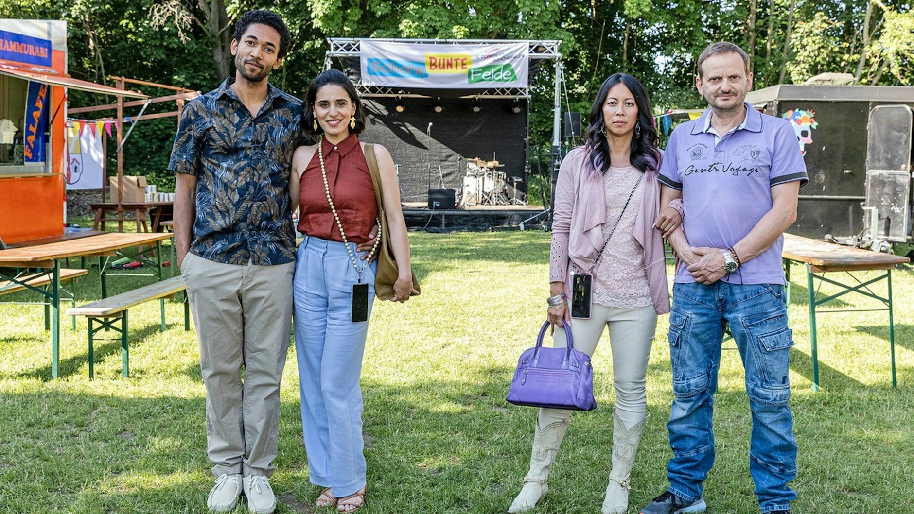 Theo (Benito Bause), Mari (Maryam Zaree), Tracy (Minh-Khai Phan-Thi) und Andi (Milan Peschel) sind die Bewohner des Doppelhauses.