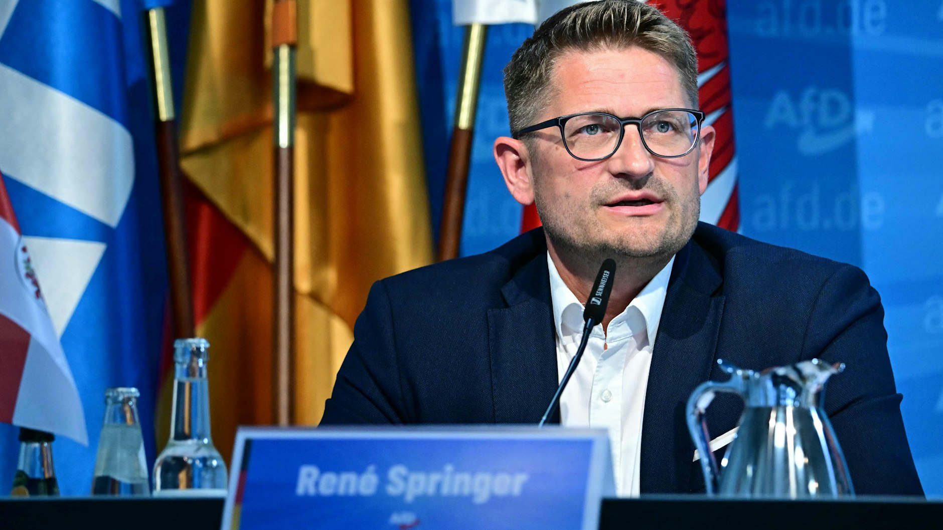 Brandenburgs AfD-Vorsitzender René Springer appelliert an seine Parteimitglieder, den „Abschiebesong“ nicht mehr öffentlich abzuspielen, um Vertragsverletzungen zu entgehen.