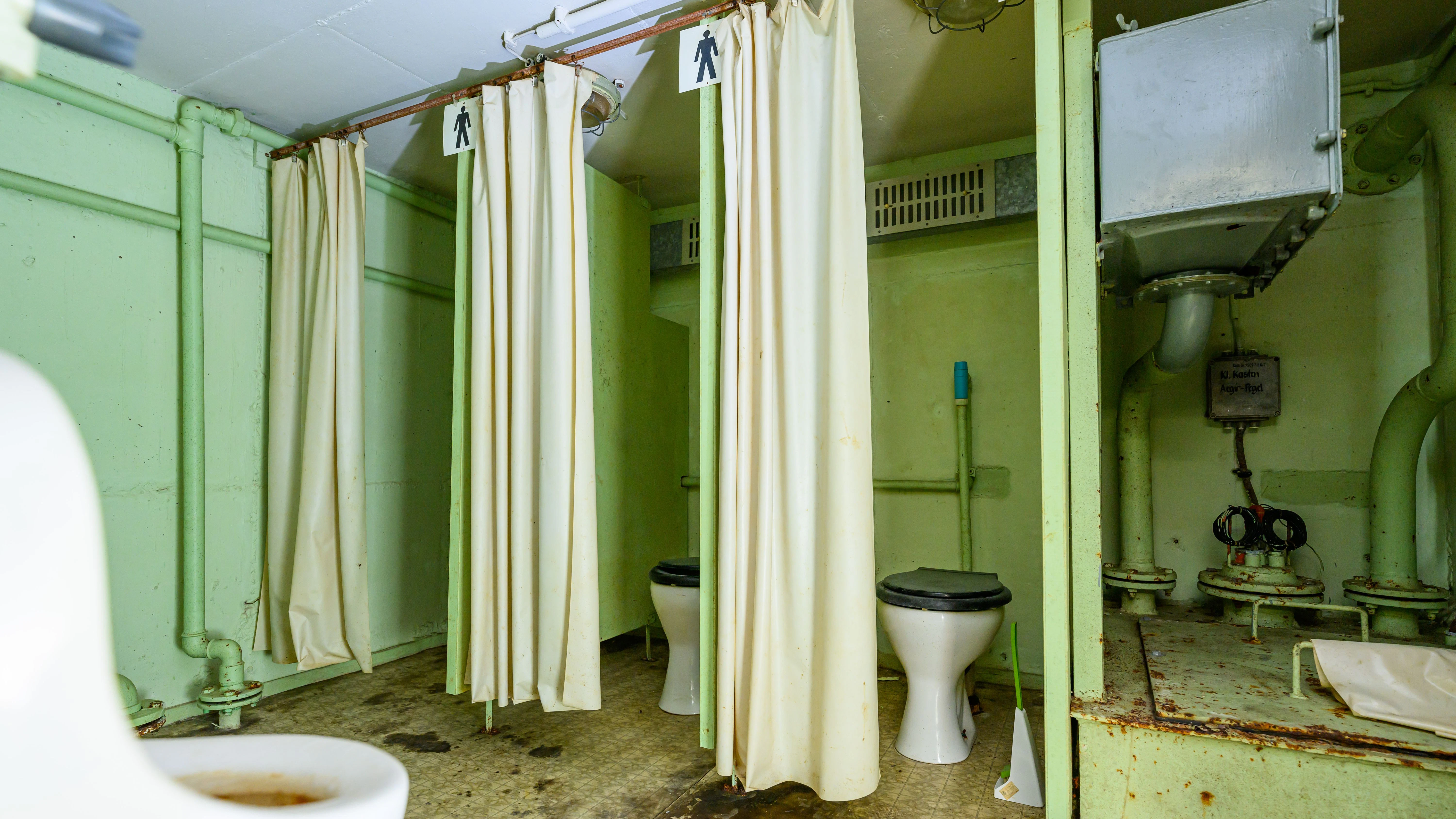 Freudenberg: So sehen die Toiletten im ehemaligen Führungsbunker des Ministeriums des Innern der  DDR aus.