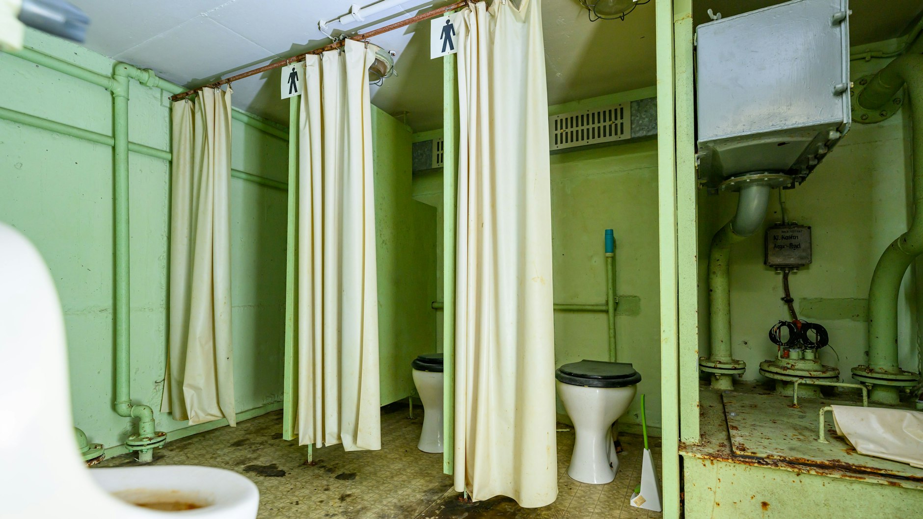 Freudenberg: So sehen die Toiletten im ehemaligen Führungsbunker des Ministeriums des Innern der  DDR aus.