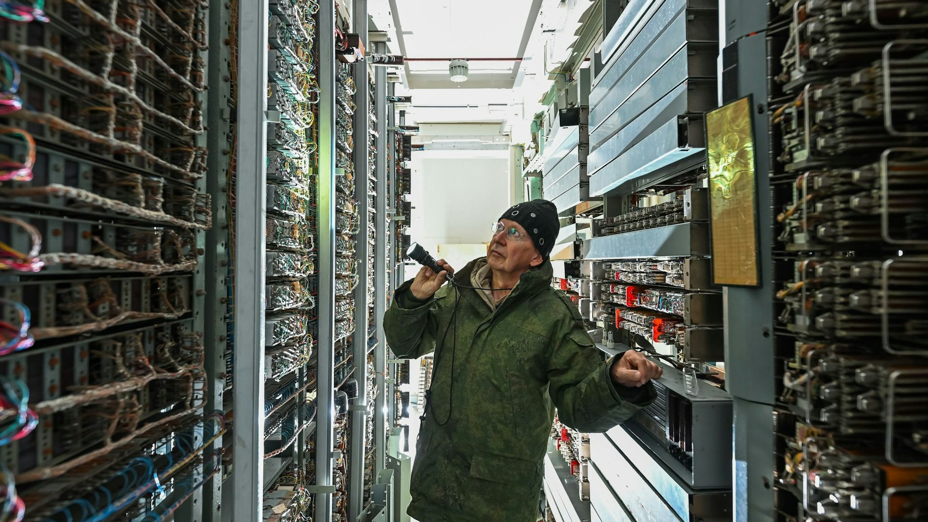 Hans-Jürgen Herget, Organisator für Führungen durch den Ex-Führungsbunker des Ministeriums des Innern der DDR, steht in der unterirdischen Anlage in einem Schaltraum für die Telekommunikation. 