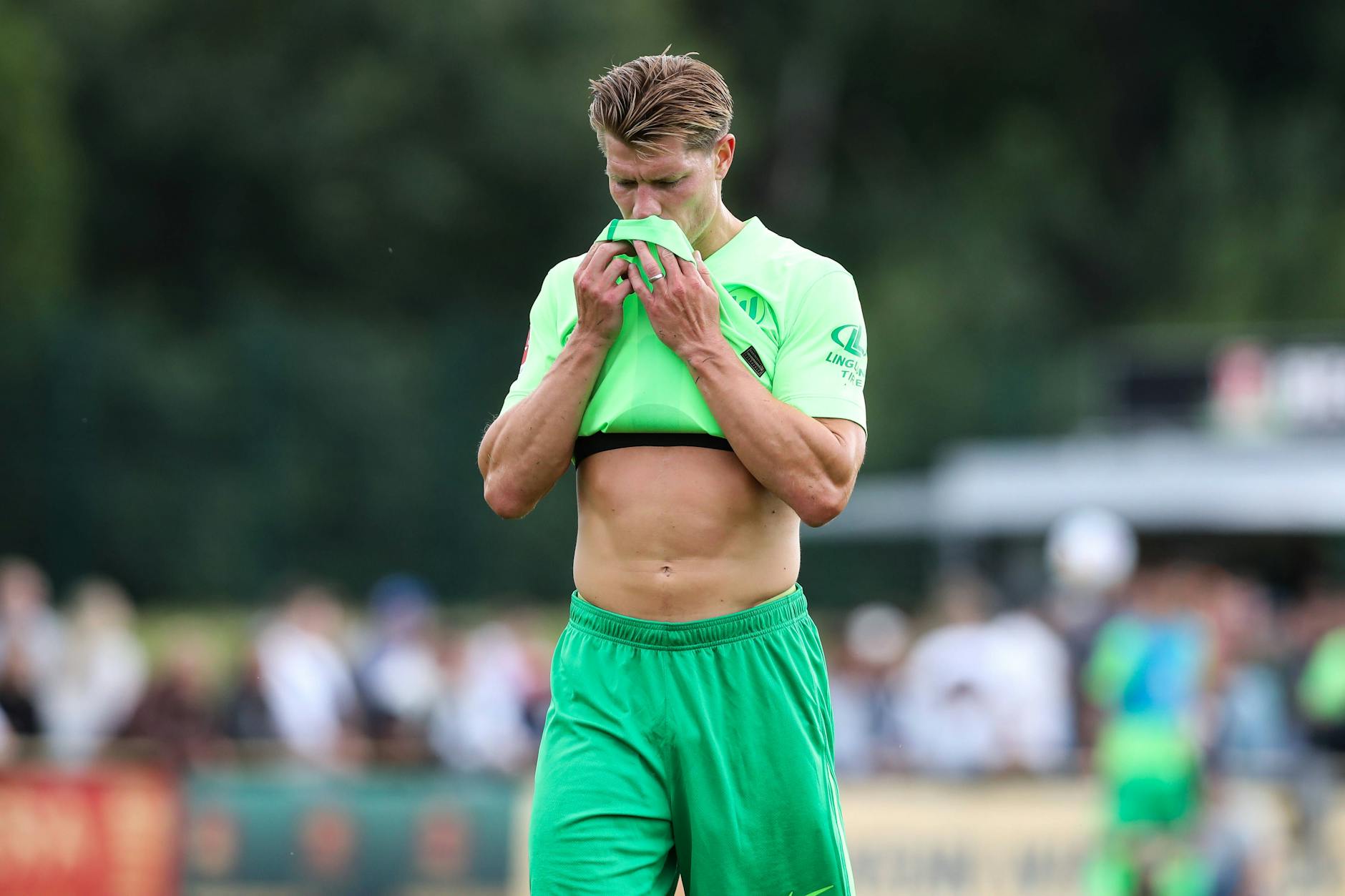 Kevin Behrens (33), einst für den 1. FC Union am Ball, drohen beim VfL Wolfsburg nach seinem Eklat Konsequenzen. 