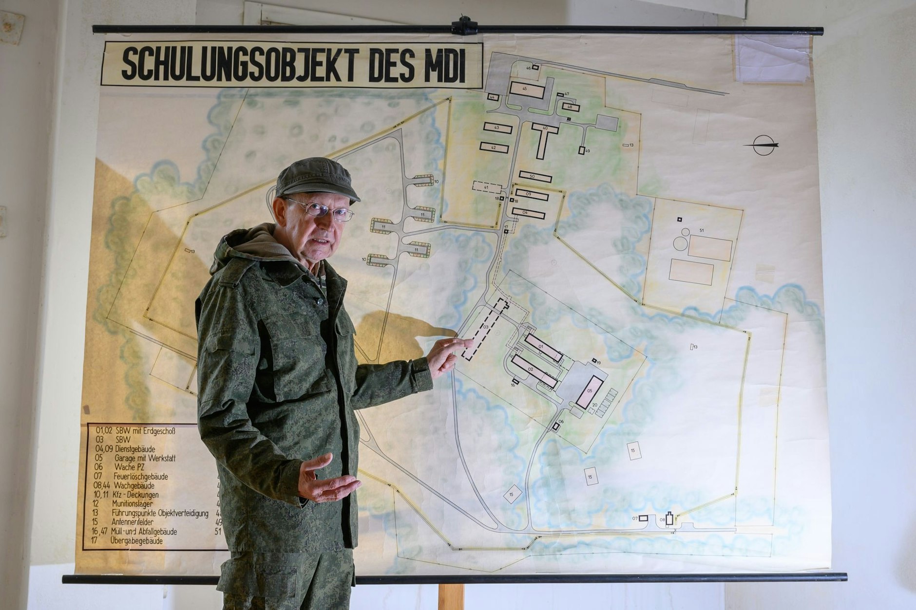 Hans-Jürgen Herget, Organisator für Führungen durch den Ex-Führungsbunker des Ministeriums des Innern der DDR, steht vor einer Übersichtskarte der Anlage.