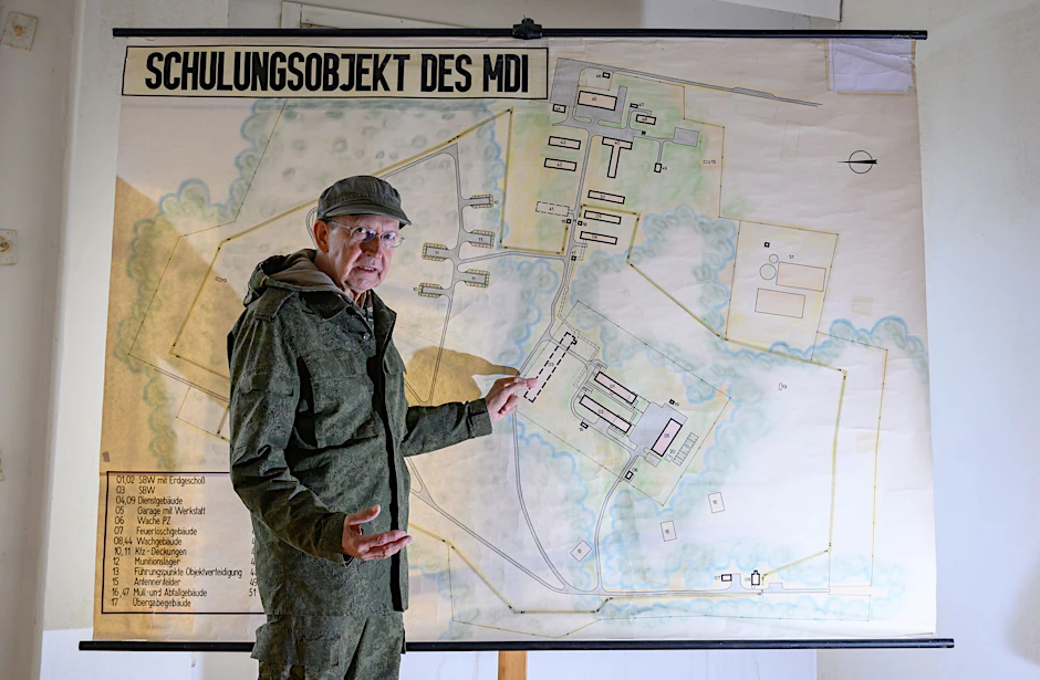 Hans-Jürgen Herget, Organisator für Führungen durch den Ex-Führungsbunker des Ministeriums des Innern der DDR, steht vor einer Übersichtskarte der Anlage.