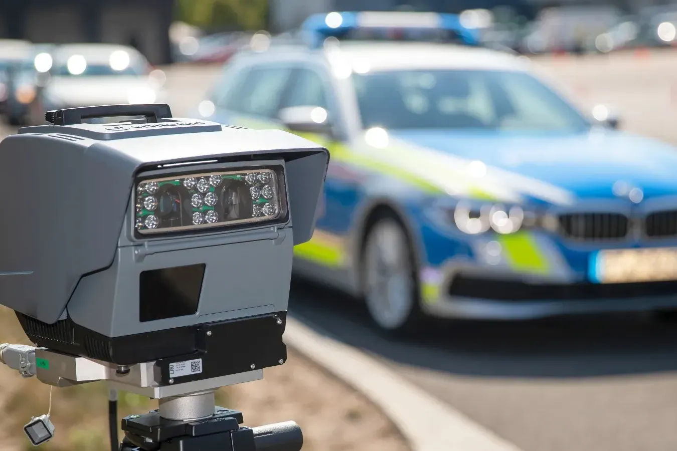 Eine transportable automatisierte Kennzeichenerkennungs-Anlage (AKE) steht vor einem Polizeiauto.