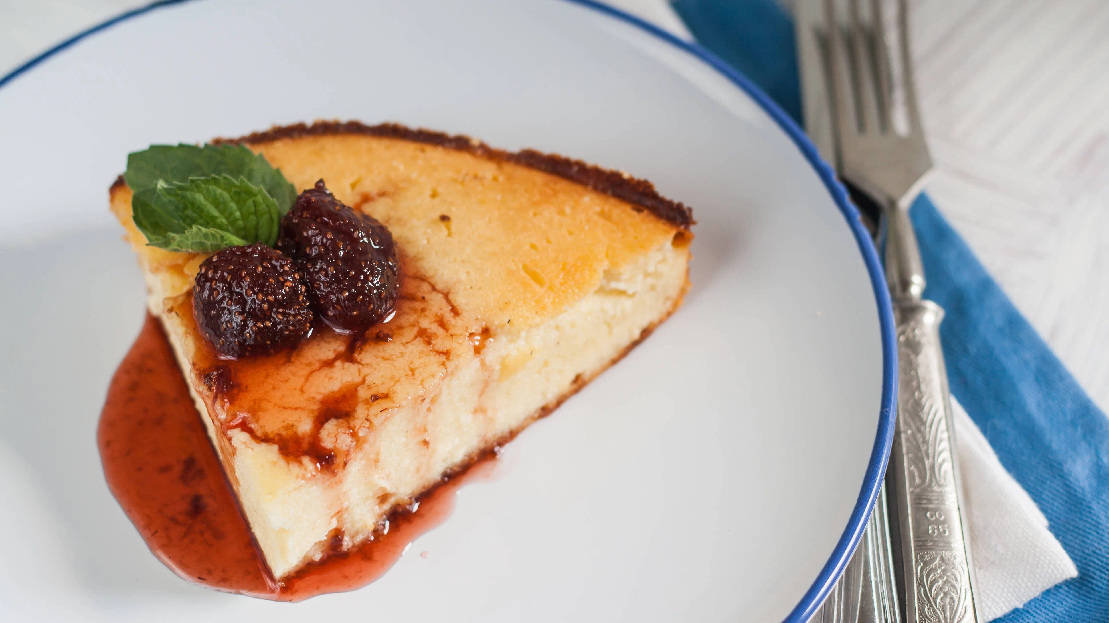 Mit einem Frucht-Topping ist der cremige Käsekuchen auch ein prima Dessert.