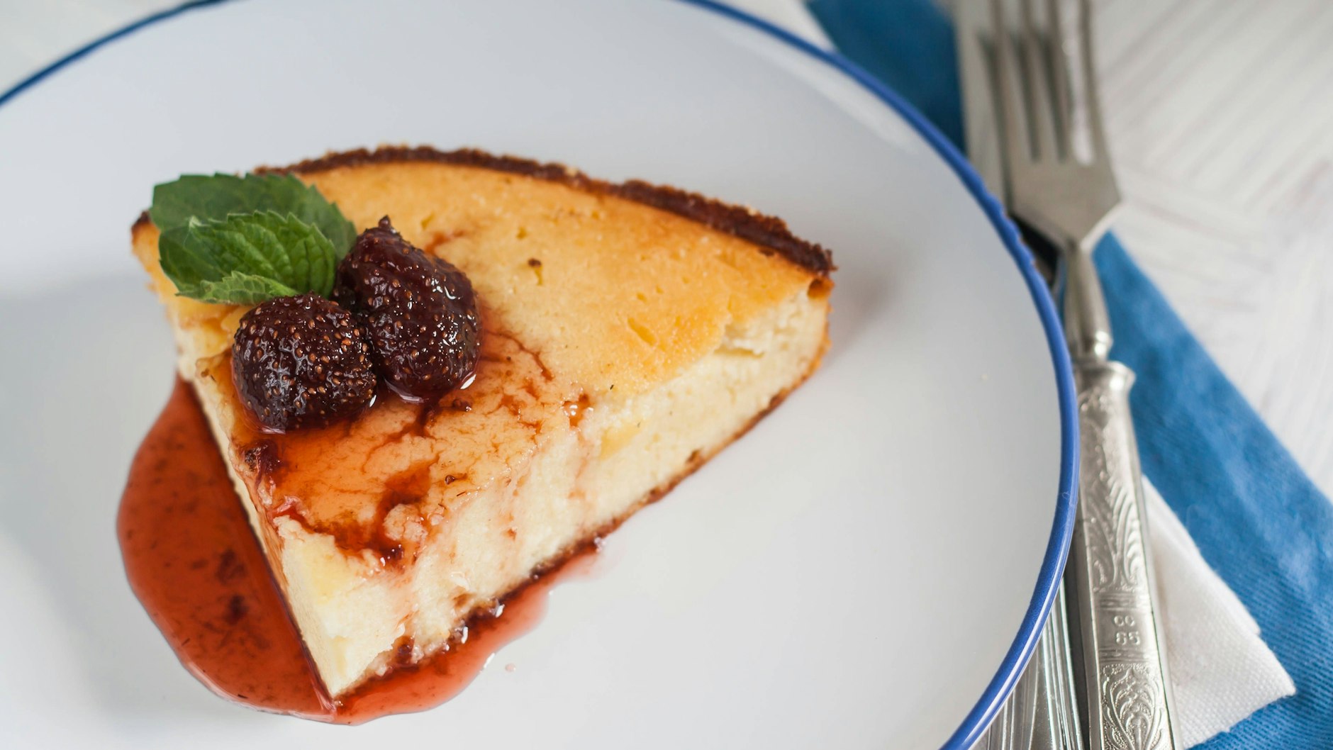 Mit einem Frucht-Topping ist der cremige Käsekuchen auch ein prima Dessert.