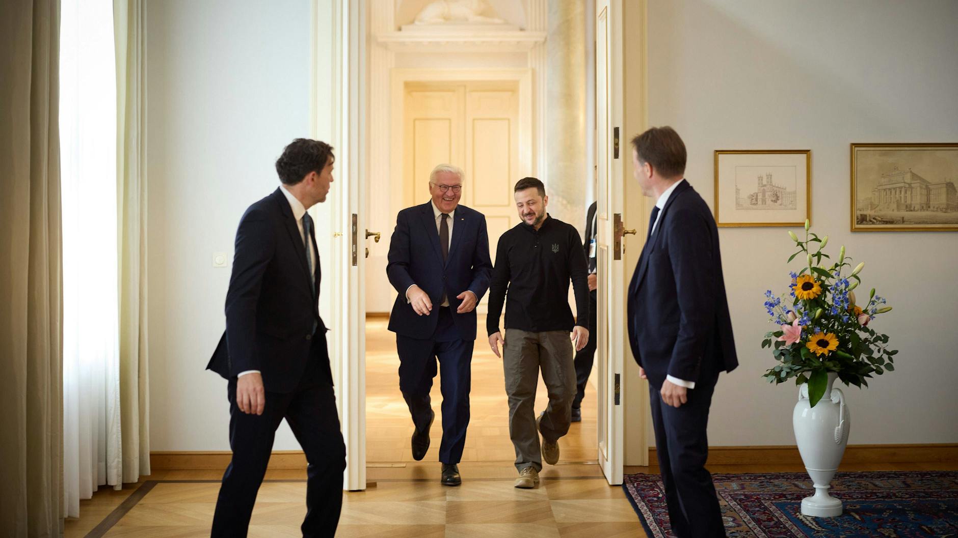 Präsident Selenskyj (Mitte r.) wird am Freitag mit großem Pomp von Bundespräsident Frank-Walter Steinmeier (Mitte l.) empfangen.