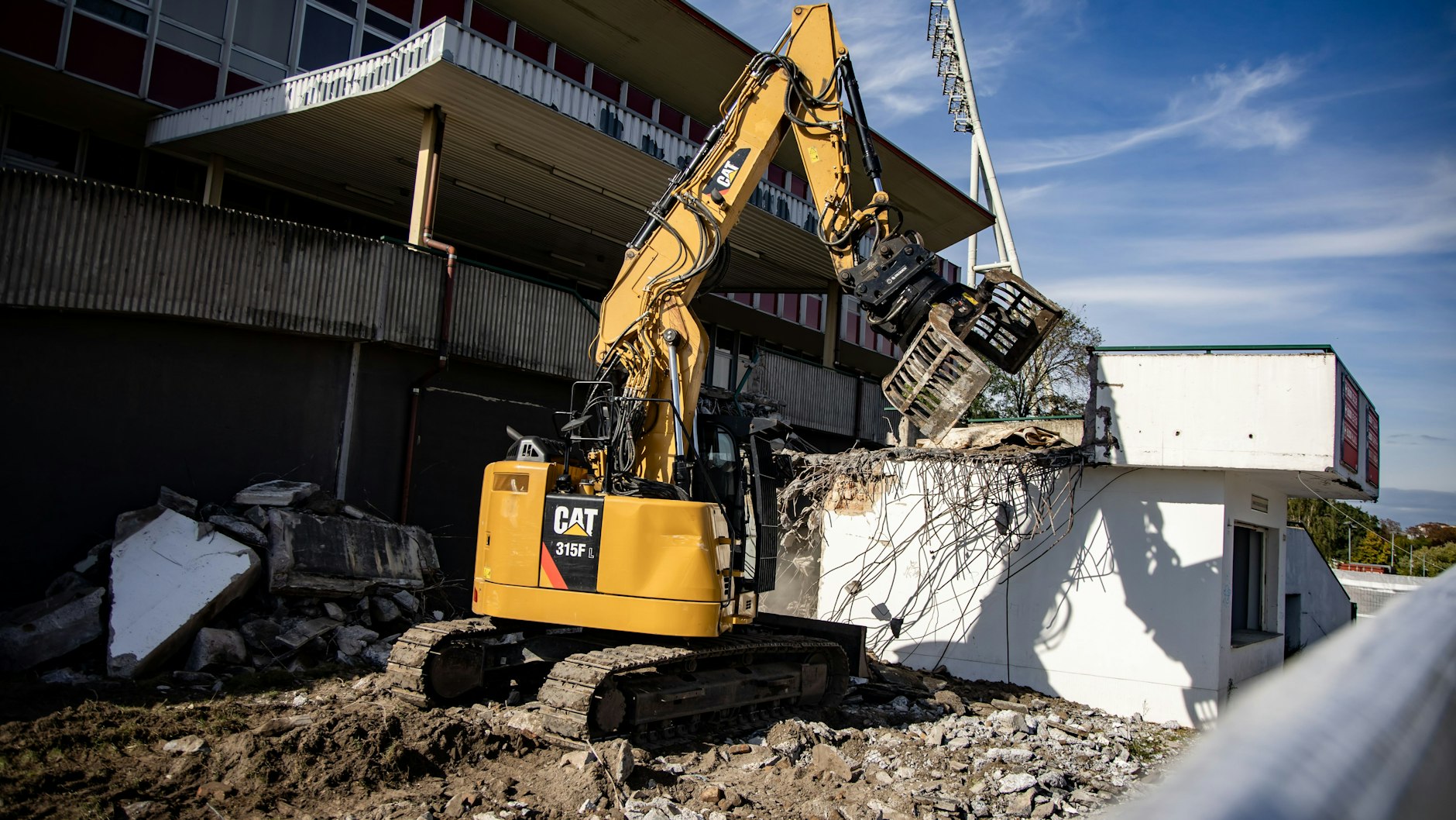 Abrissarbeiten am Friedrich-Ludwig-Jahn Stadion: Noch wird am Tribünen-Eingang gebaggert.