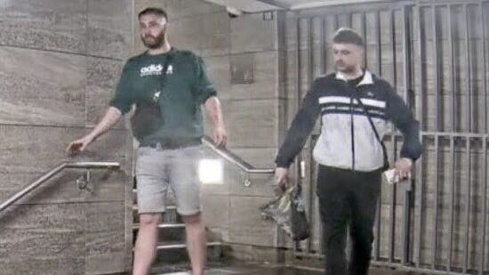 Wer kann der Polizei Berlin Hinweise zu diesen Männern geben?