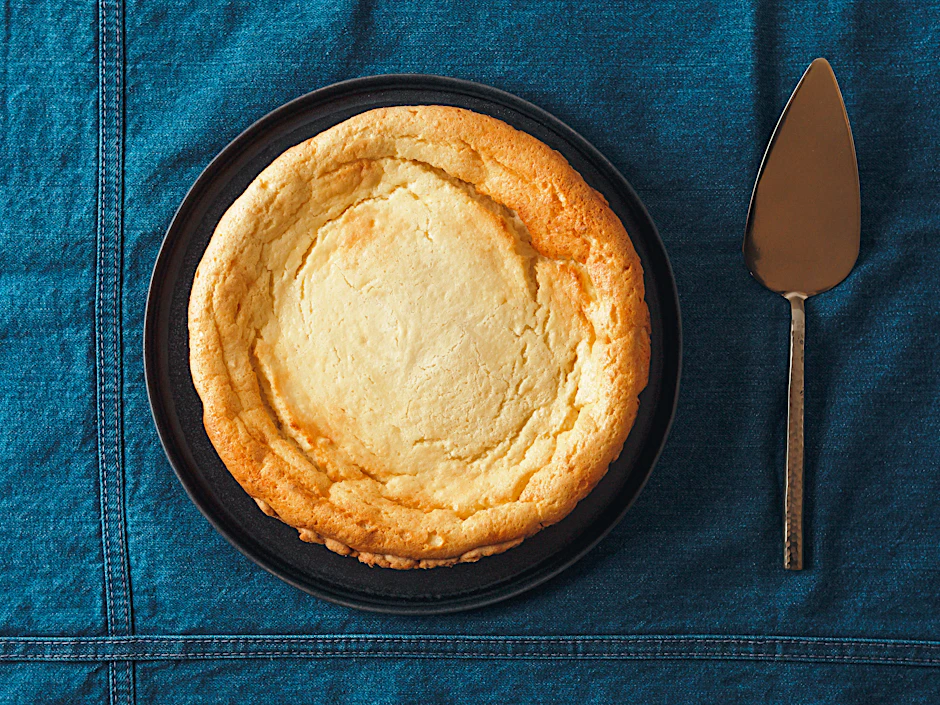 Wer für seine Gäste Käsekuchen backt, liegt immer richtig. Der cremige Kuchen ist beliebt.