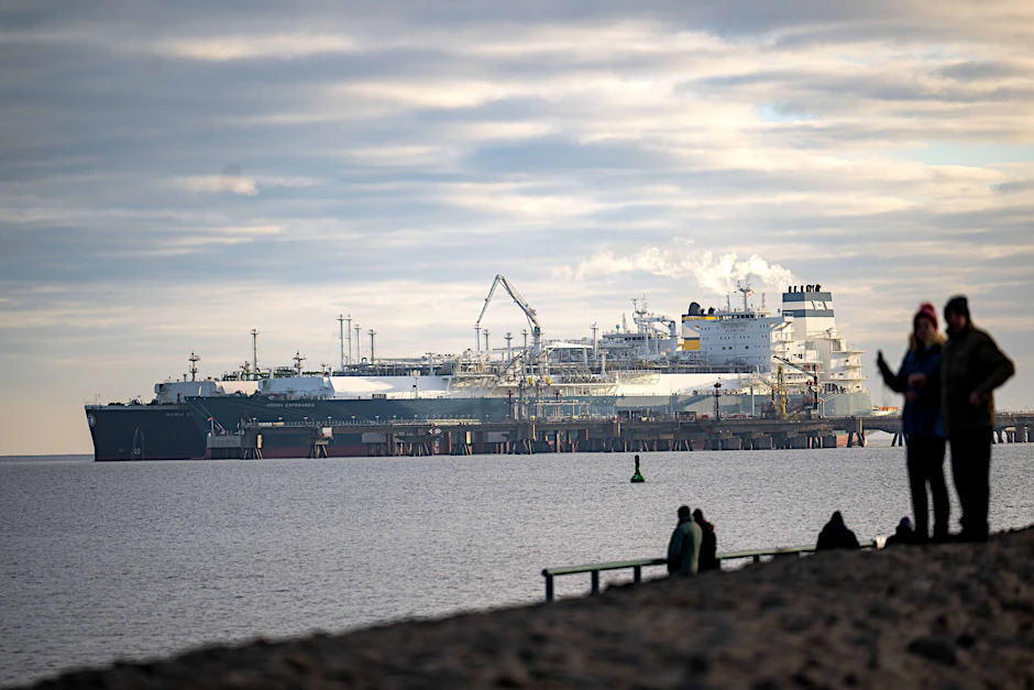 Das mit verflüssigtem Erdgas beladene Tankschiff „Maria Energy“ liegt am schwimmenden LNG-Terminal in Wilhelmshaven. Die fünf LNG-Terminals in Deutschland sollen ausdrücklich kein russisches LNG beziehen.