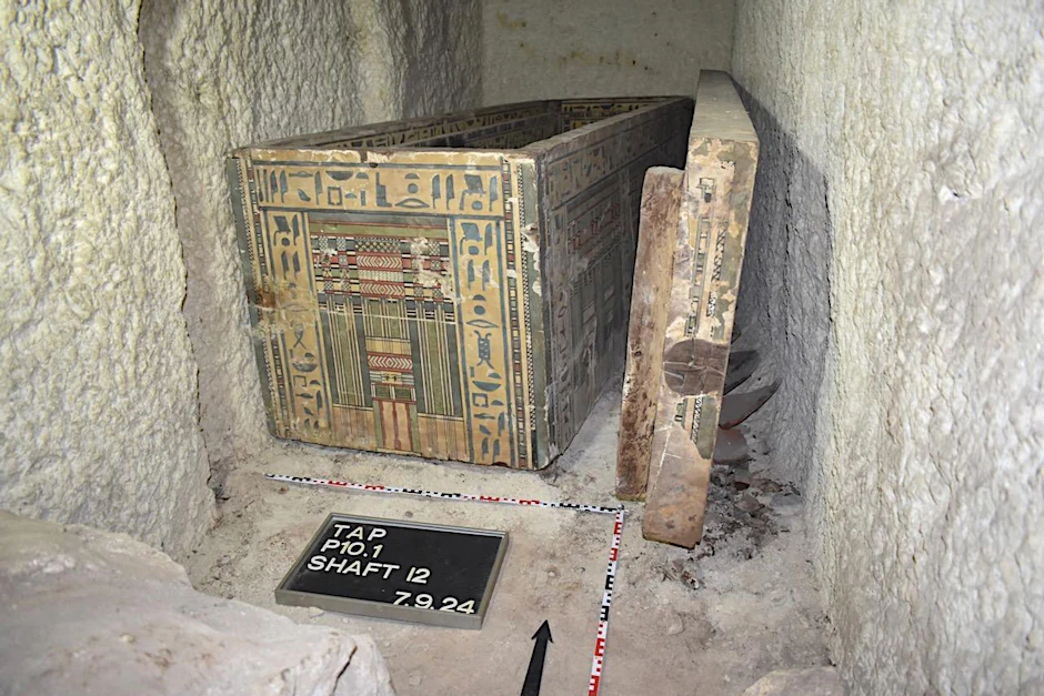 Die ineinander gesetzten Särge der Idy in einer Grabkammer (undatierte Aufnahme). Ein internationales Forscherteam hat in der Stadt Assiut in Ägypten das Grab einer altägyptischen Priesterin entdeckt.