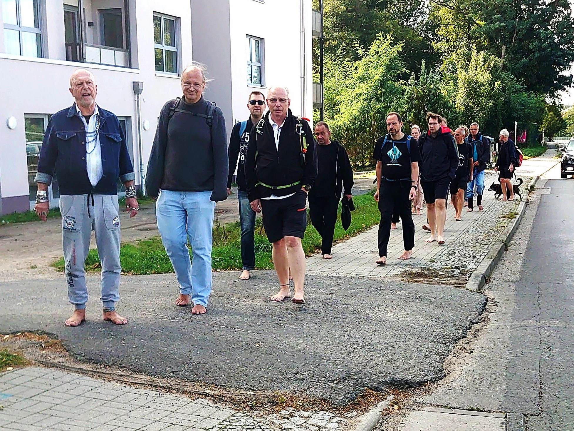 Herbert mit seinen Barfuß-Freunden bei einer Wanderung
