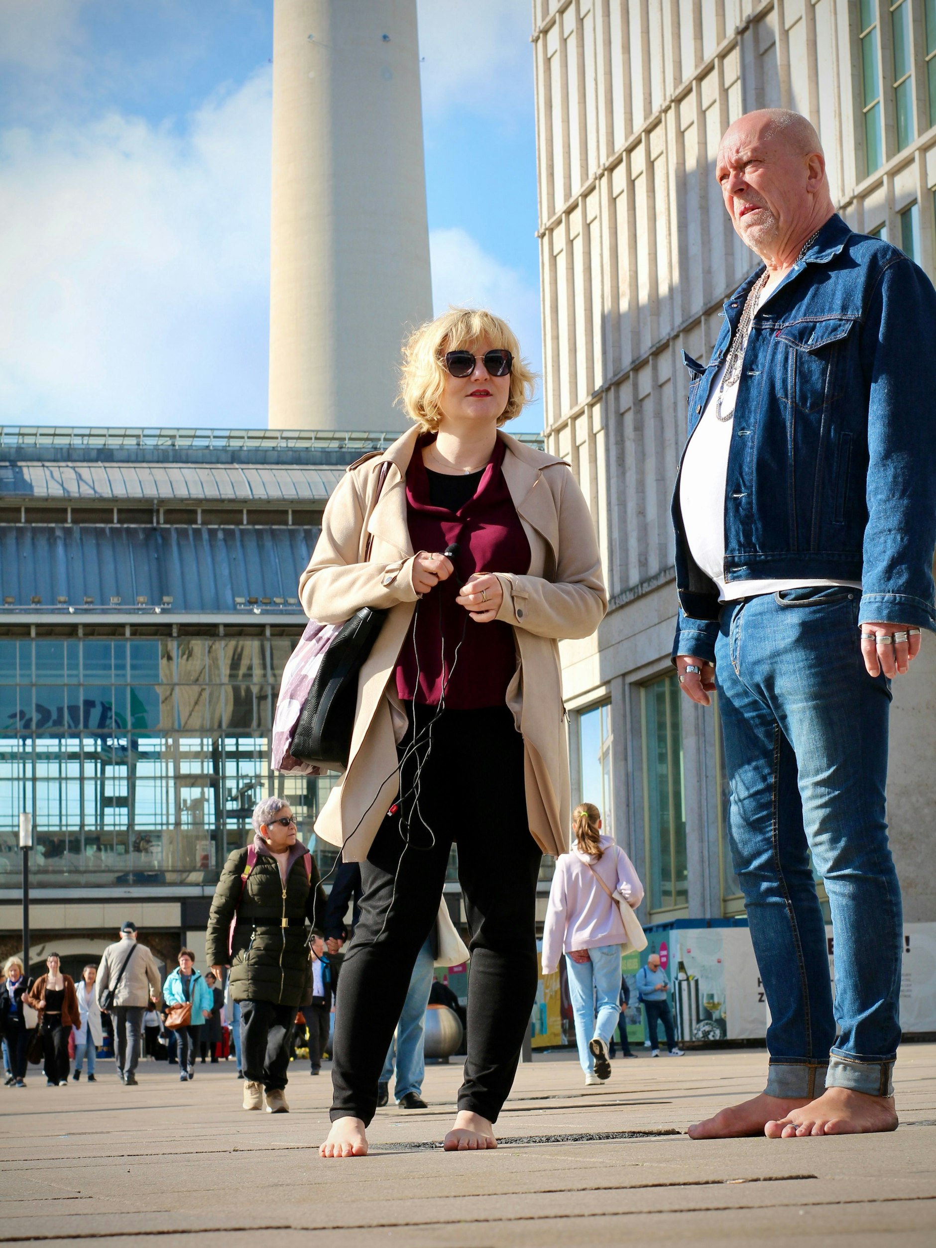 Auch KURIER-Reporterin Julia hat ihre Schuhe ausgezogen.