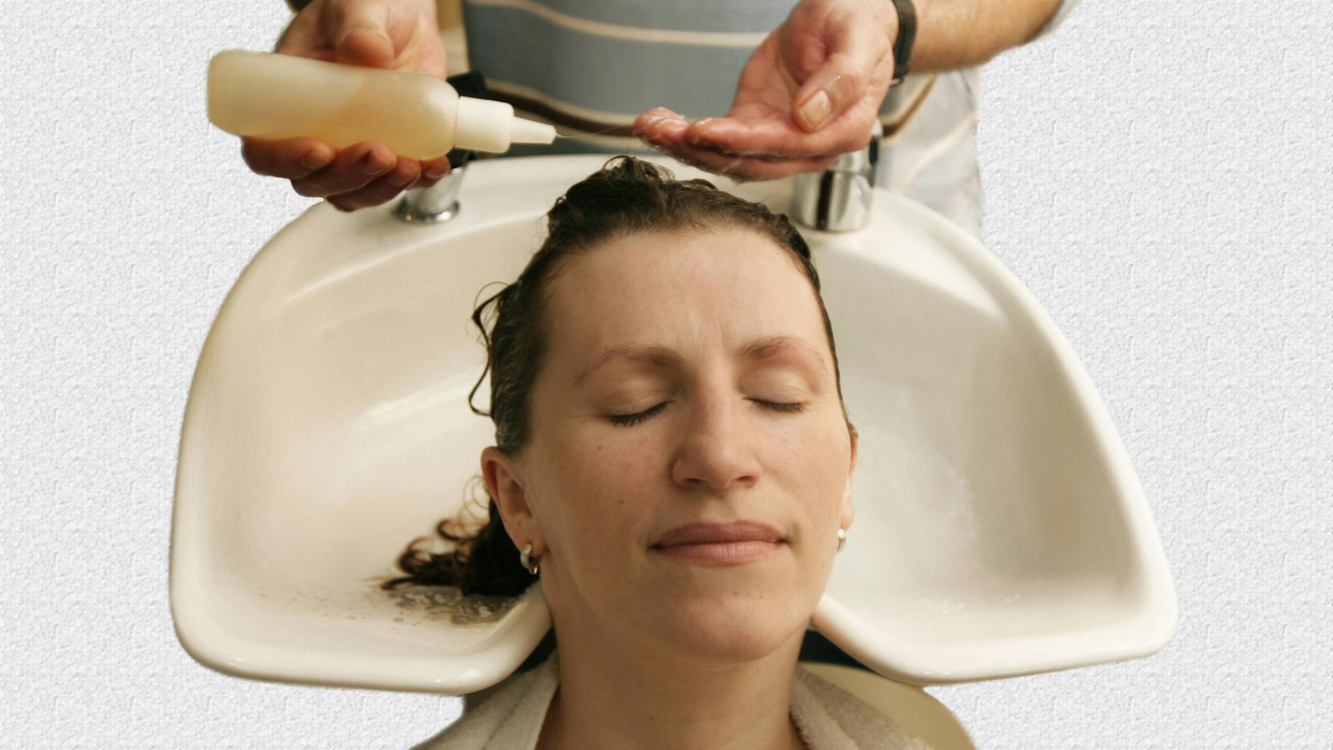 Auch Haare dunkler färben ist mit Kaffeesatz kinderleicht. Er muss dafür mit Conditioner zu einer cremigen Masse verrührt werden.