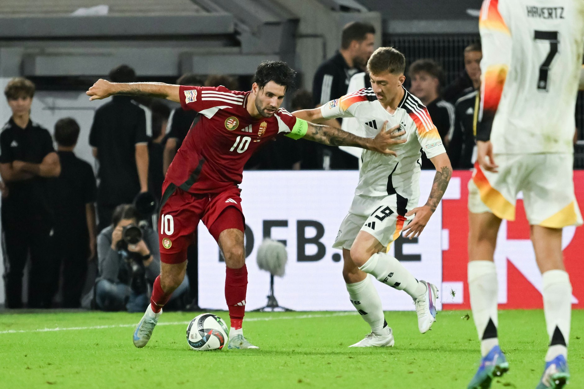 Angelo Stiller gab gegen Ungarn sein Debüt in der A-Nationalmannschaft und zeigte dabei, dass er nicht nur der Ballverteiler ist, sondern auch gerne defensiv arbeitet.