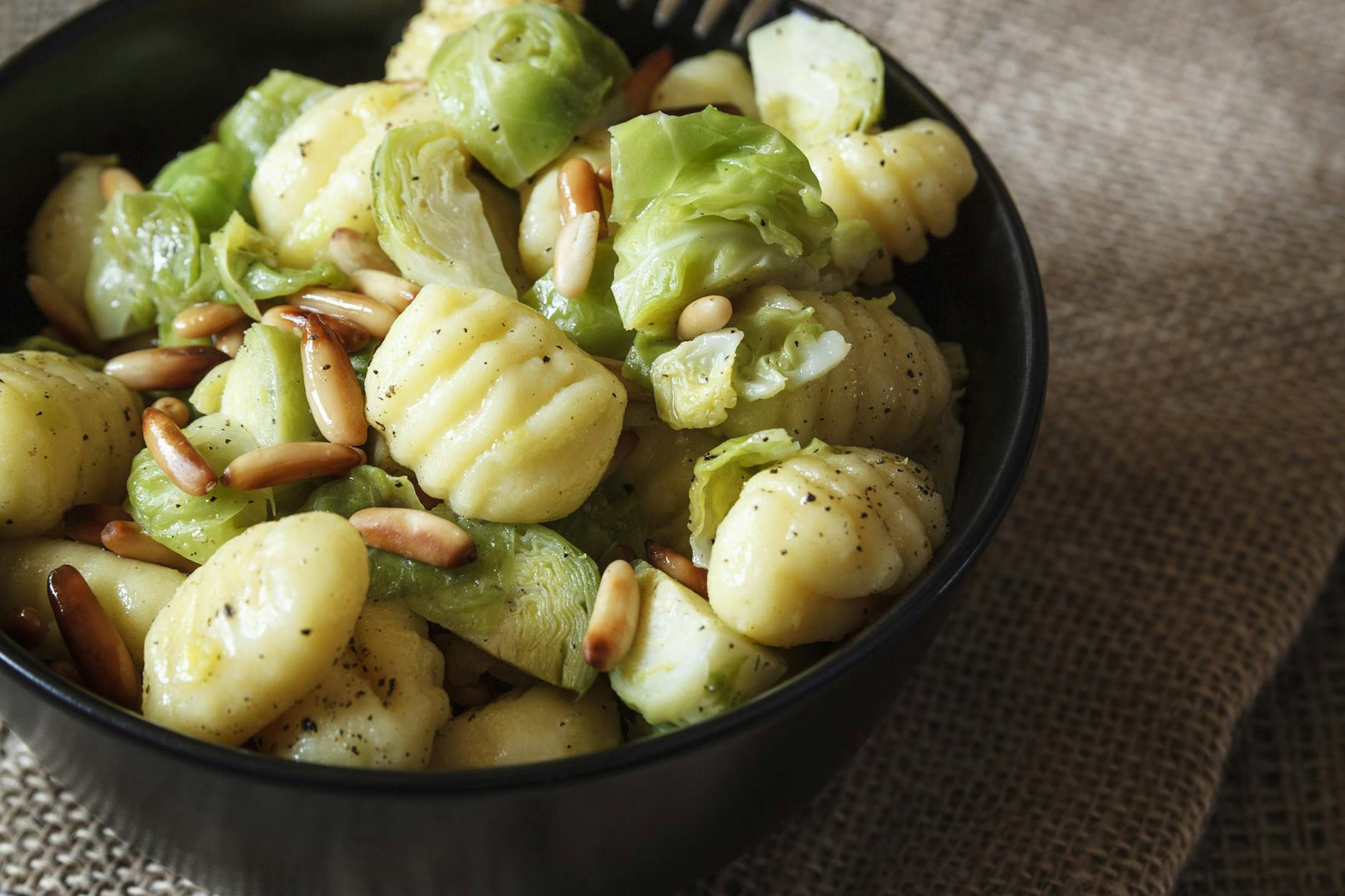 Die Kombi aus Gnocchi und Rosenkohl müssen Sie ausprobieren - so lecker!