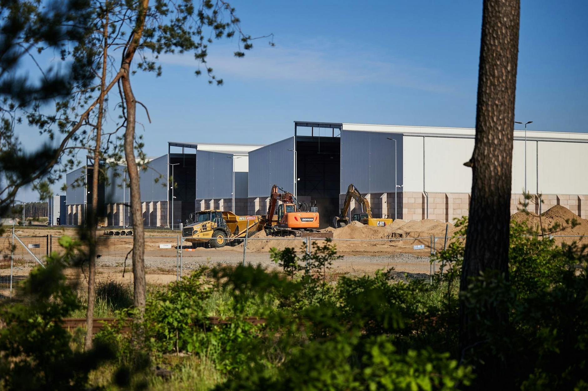 In der Nähe des Zauns, wo sich das Tesla-Protestcamp befindet, finden in Grünheide Bauarbeiten statt.