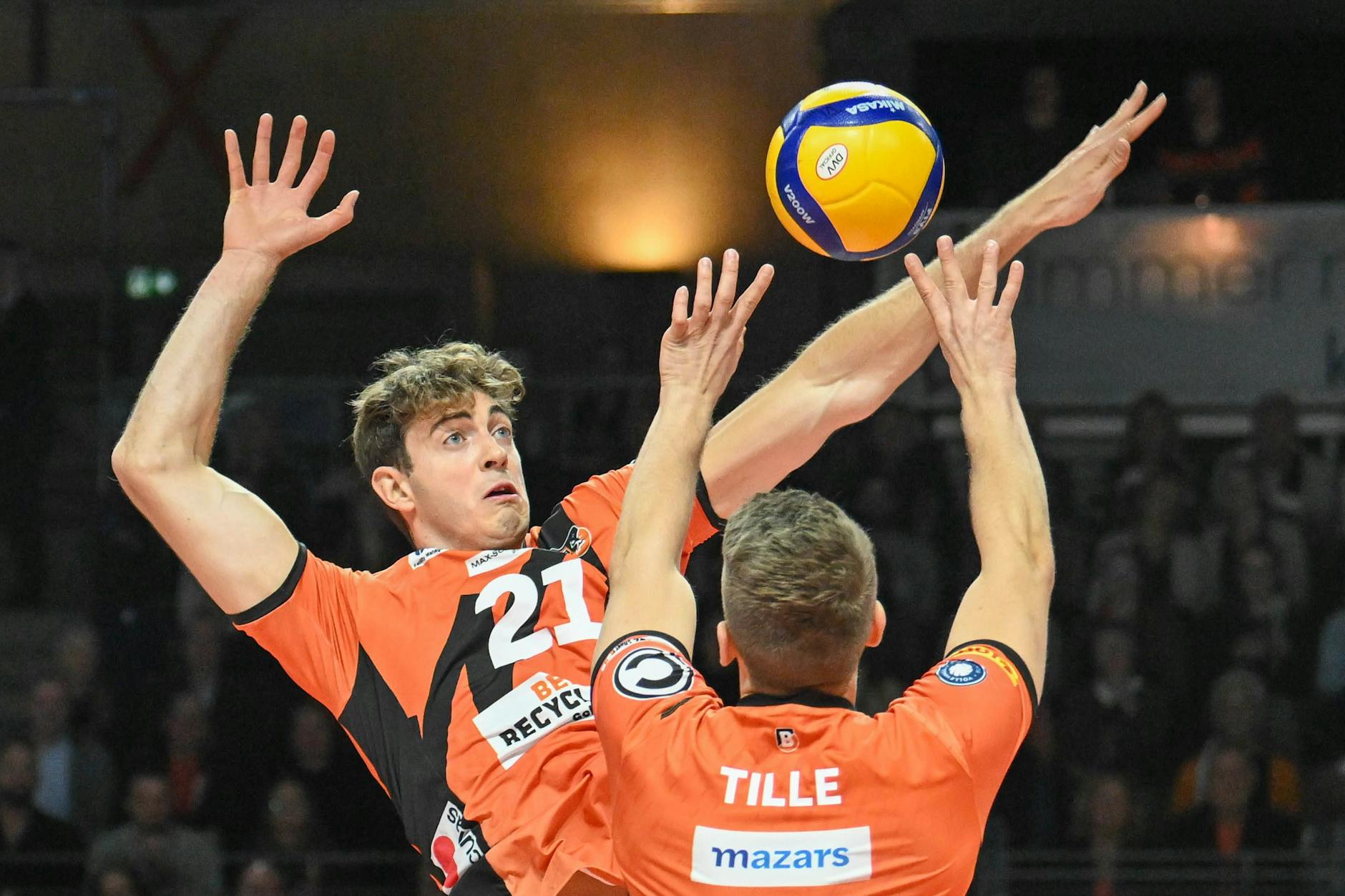 Mittelblocker Tobias Krick von den BR Volleys hat seinen Blick nach oben gerichtet. Kürzlich schaute er eher nach unten – als sein Handy in einen Berliner Gully fiel. 