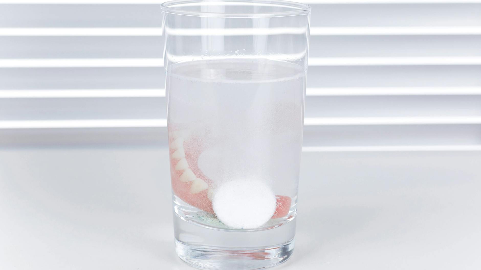 So wie Gebissreiniger „die Dritten“ in einem Glas Wasser säubern, kann man sie zum Beispiel auch gegen Eingebranntes in Pfannen und Töpfen einsetzen.