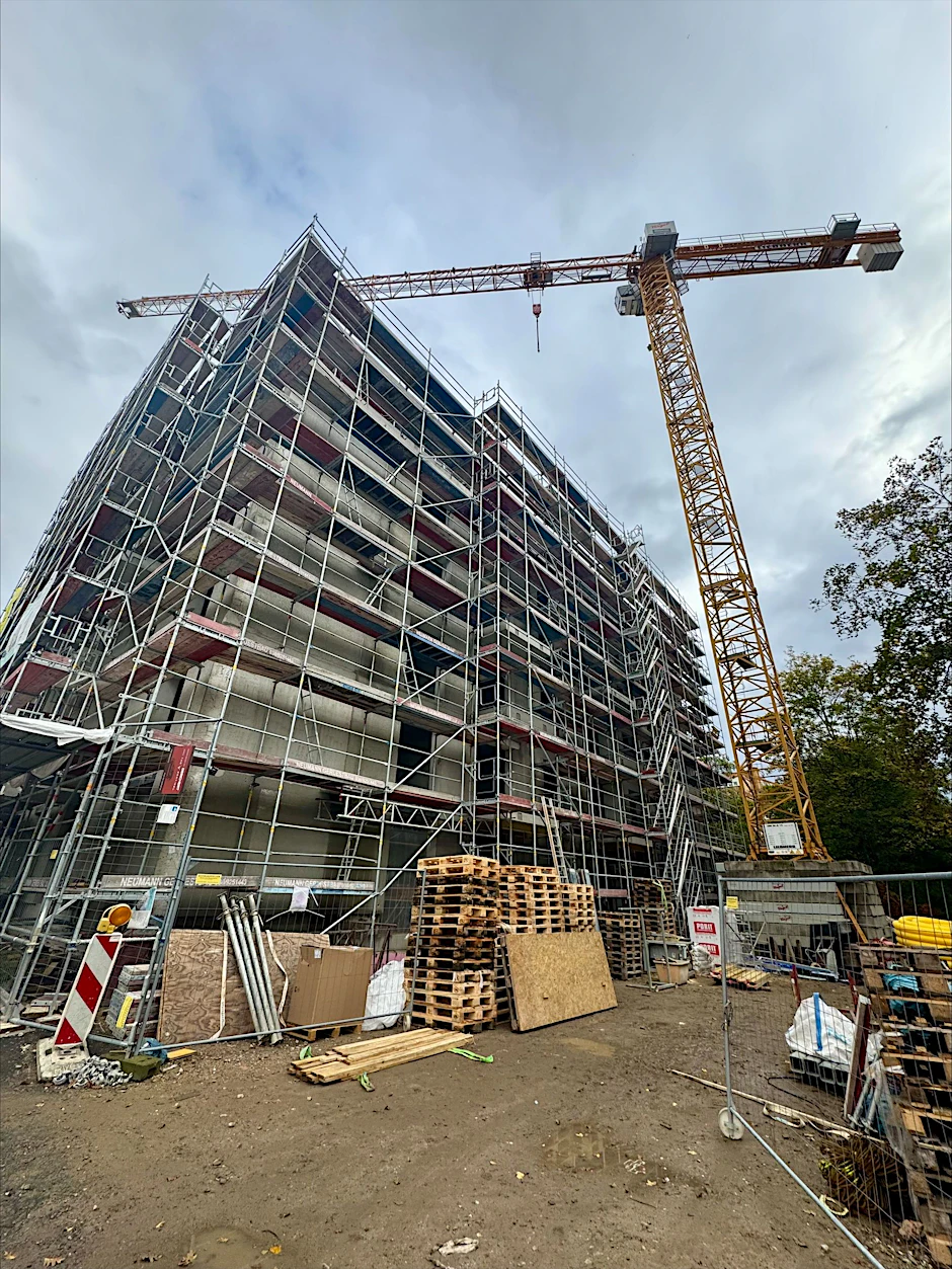 Der Rohbau ist fertig. In der Friedrichshainer Weinstraße entstehen 33 Wohnungen, die im Herbst 2025 bezugsfertig sein sollen.&nbsp;