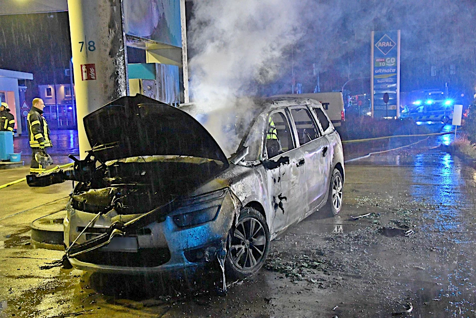 Das ausgebrannte Autowrack steht an einer Tankstelle in Gütersloh. 