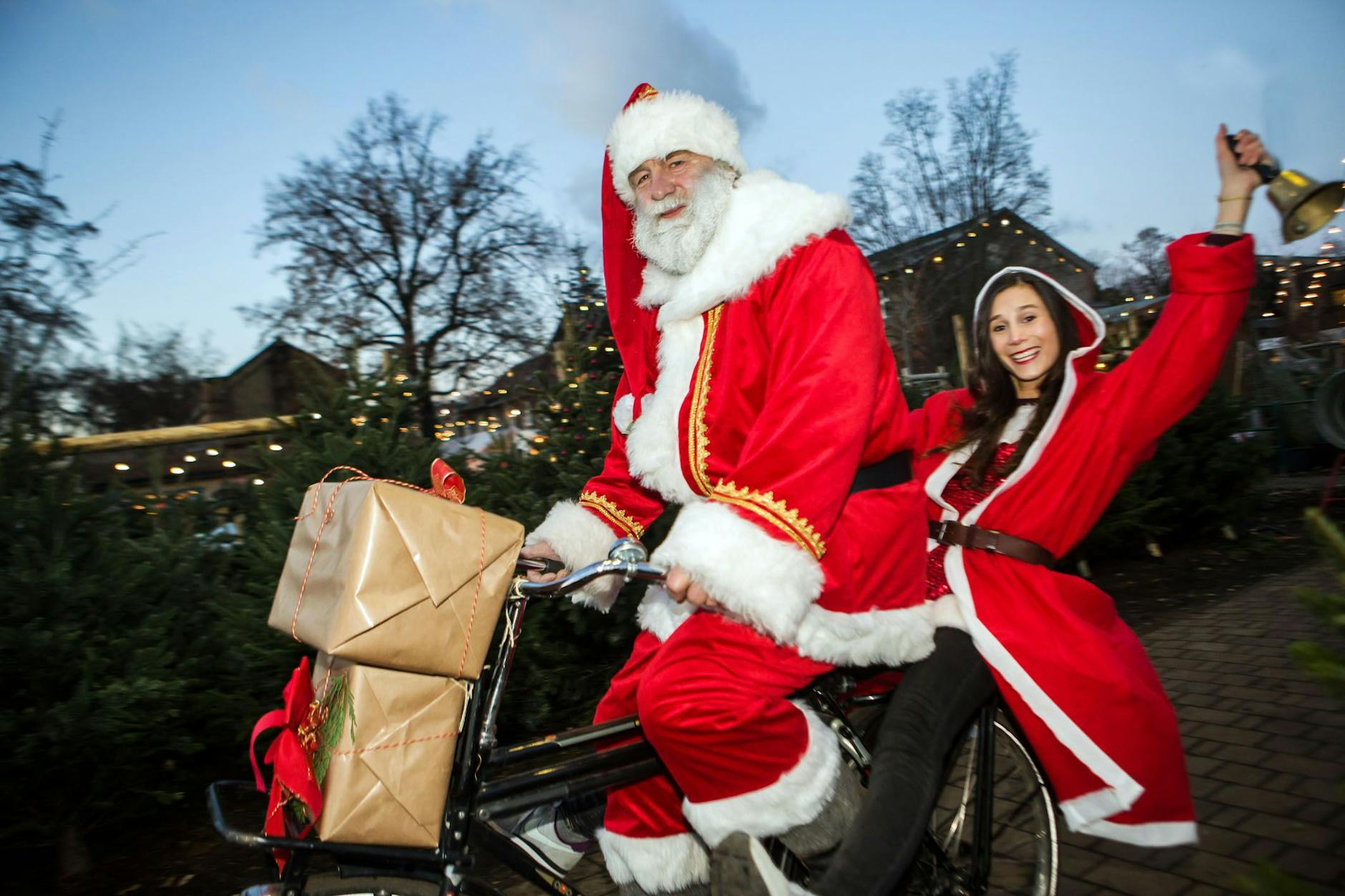 Beim <a target="_blank" rel="nofollow" href="https://www.spaethsche-baumschulen.de/veranstaltungen/jahreszeitliche-feste/weihnachtsmarkt/">Weihnachtsmarkt in den Späth'schen Baumschulen</a> reist der Weihnachtsmann mit dem Weihnachtsengel an.