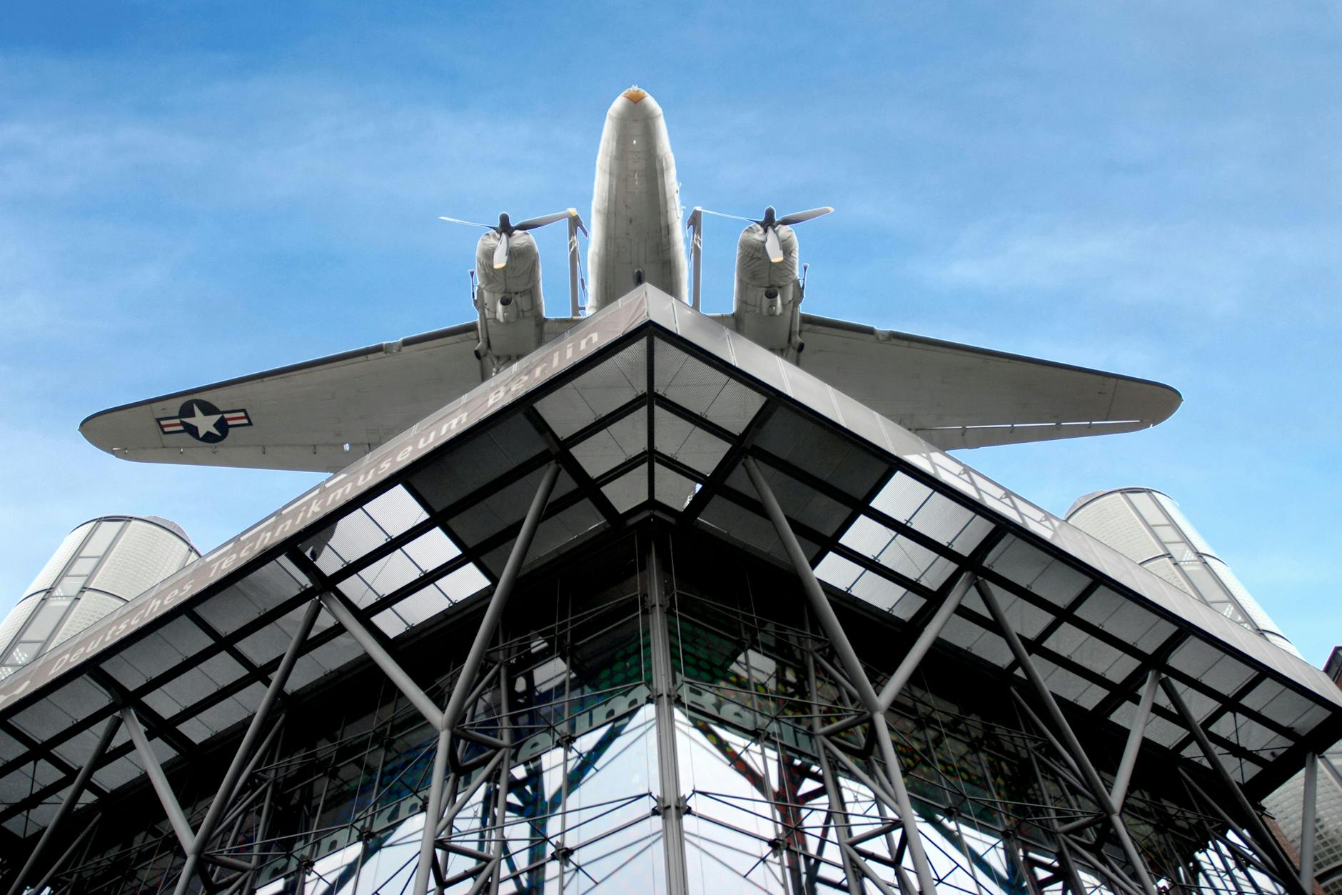 Douglas C-47 Rosinenbomber: So prägnant zeigt sich das Technikmuseum am Gleisdreieck.