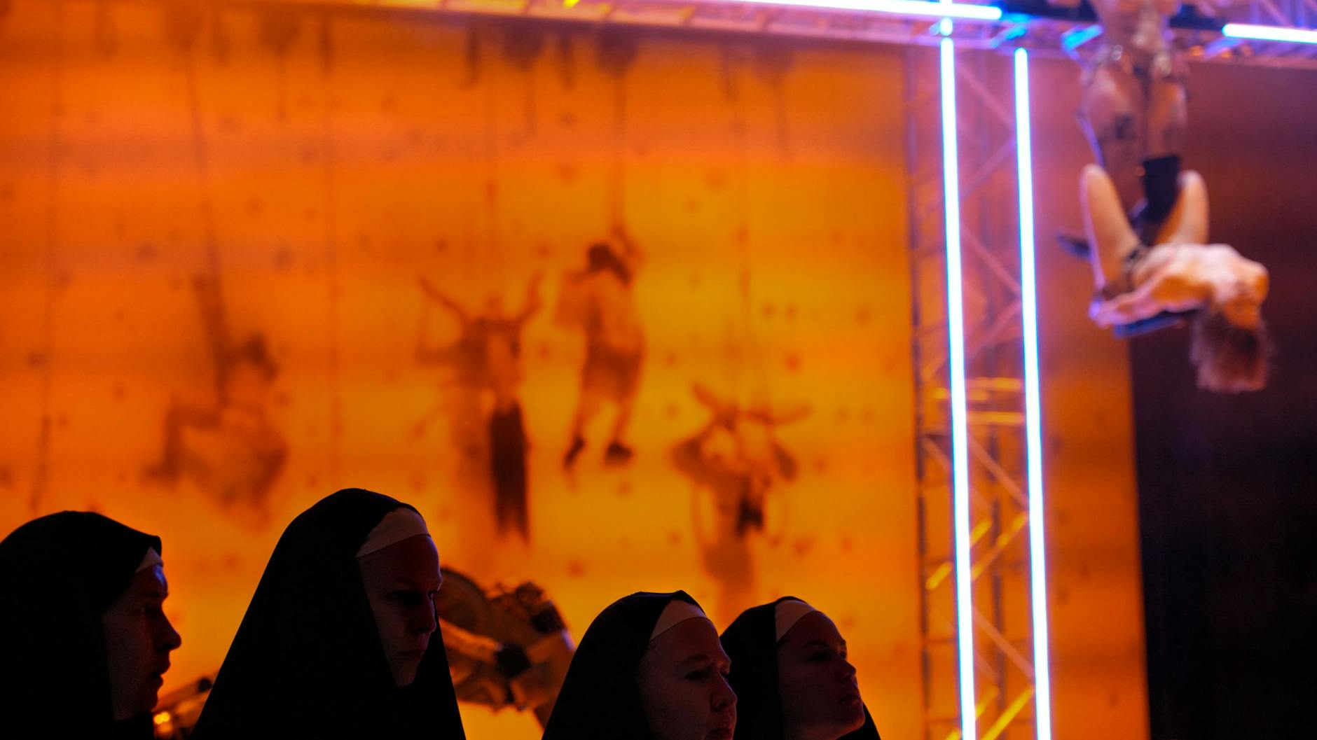 Szene aus "Sancta" mit Nonnen, nackten Stunts und Sex. 