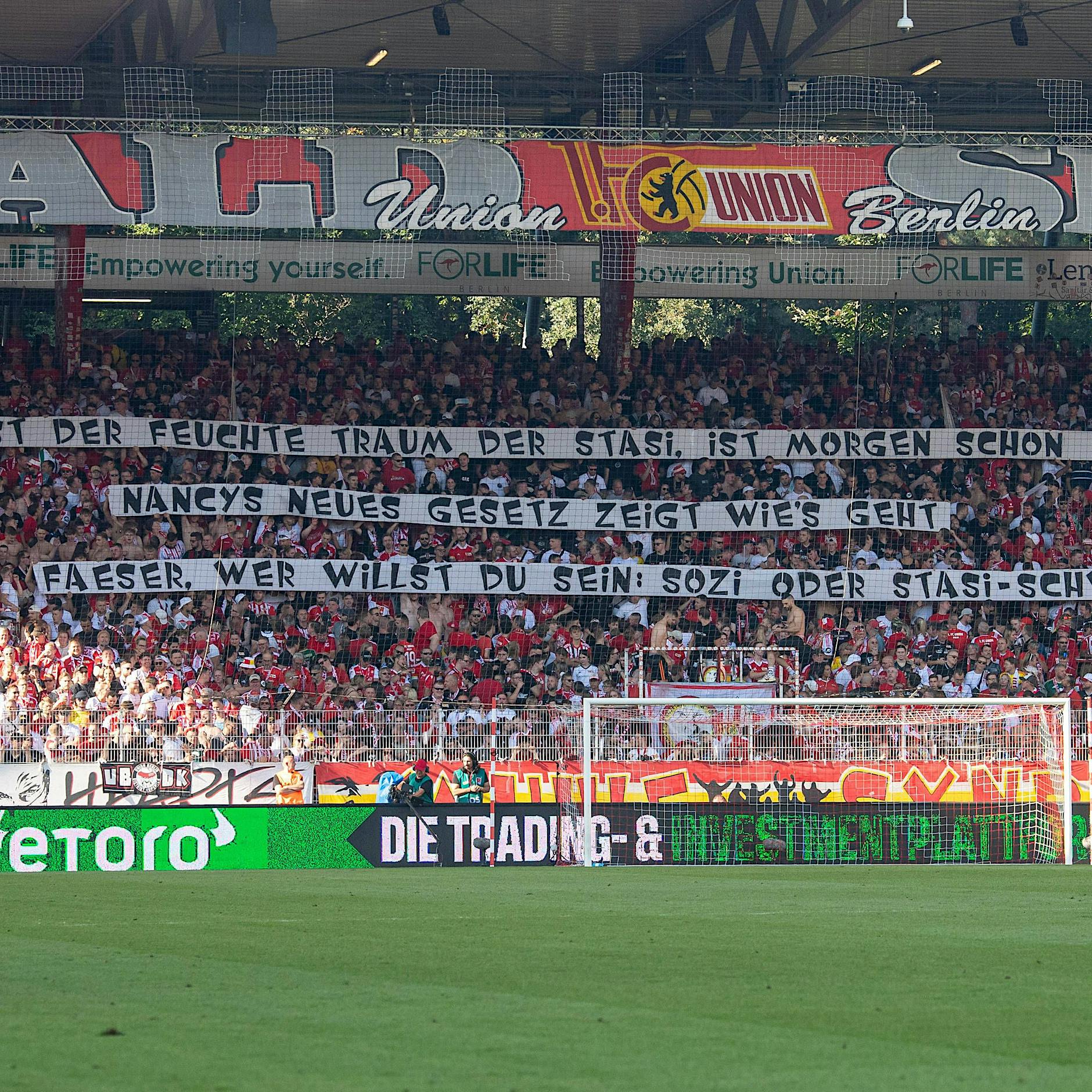 1. FC Union Berlin: „Stasi-Schwein!“ – das steckt hinter den Faeser-Plakaten