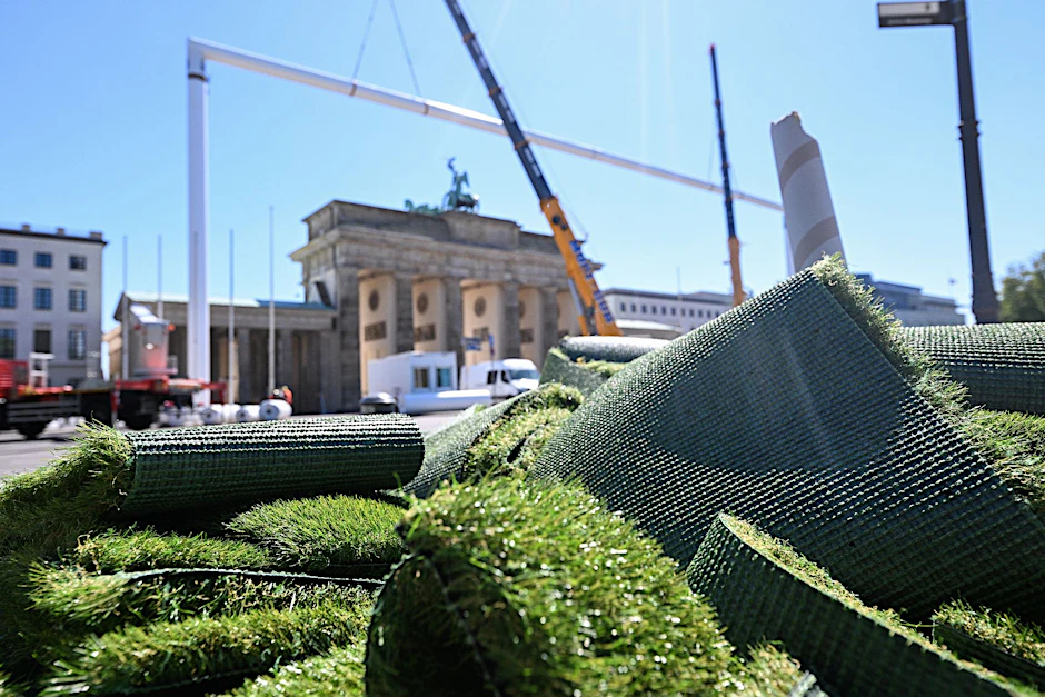 Optisch war die Fanmeile hübsch anzusehen, doch schnell wurde Kritik am 24.000 Quadratmeter großen Kunstrasen laut. Berechtigterweise, wie sich jetzt herausstellt.&nbsp;