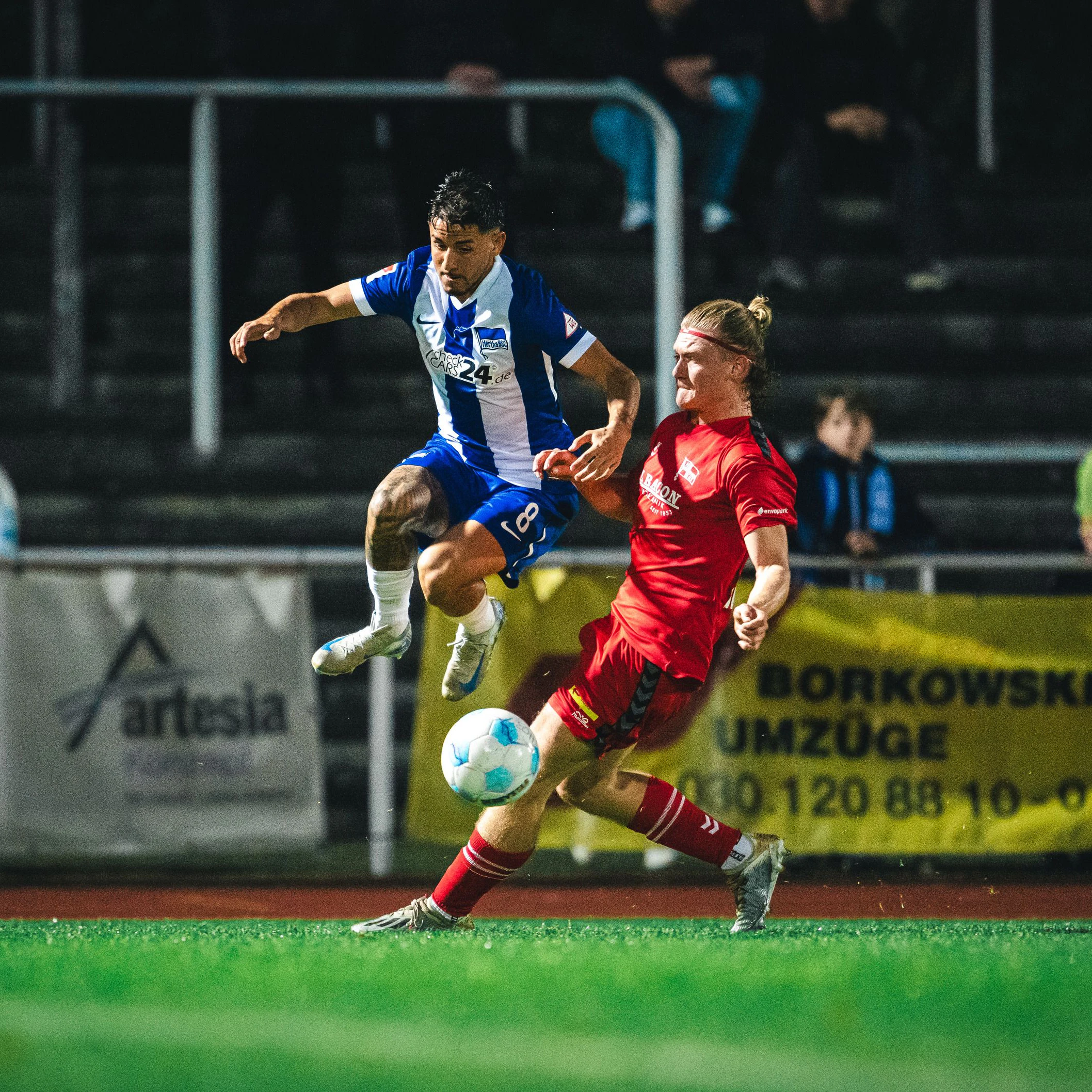 Geschwind wie der Wind. Herthas Sessa überspringt sogar die Grätsche eines Gegenspielers.
