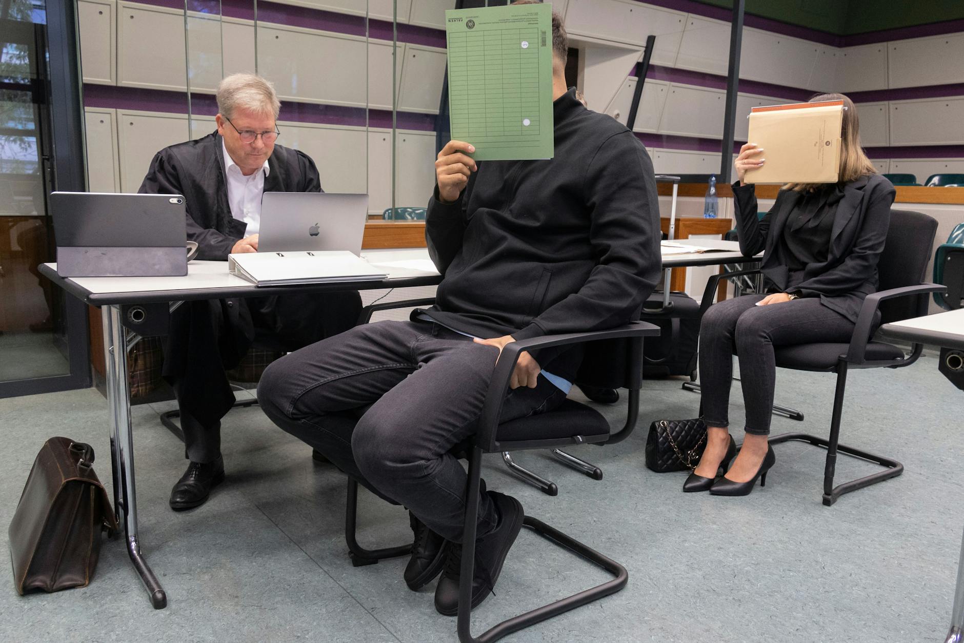 Die beiden Angeklagten Samir B. (30, vorn) und Lara M. (21) vor Gericht