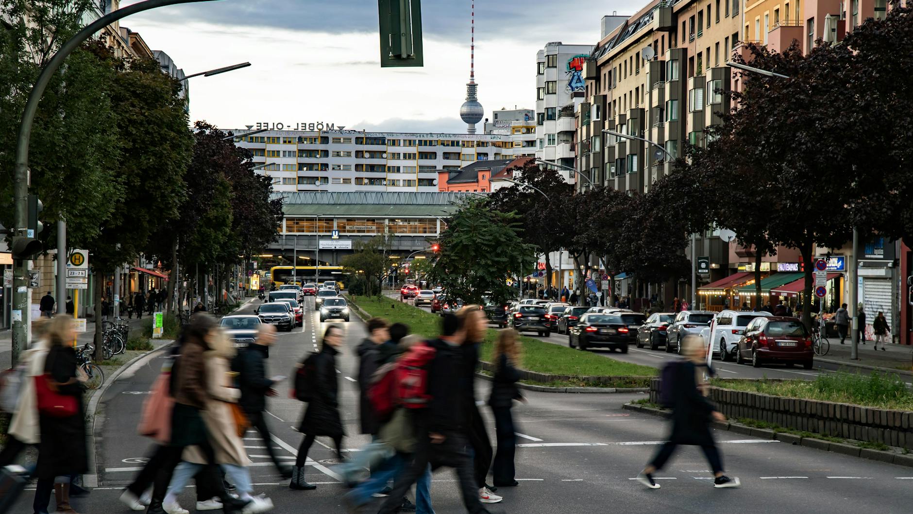 Fußgänger queren den Kottbusser Damm in Berlin Kreuzberg. 