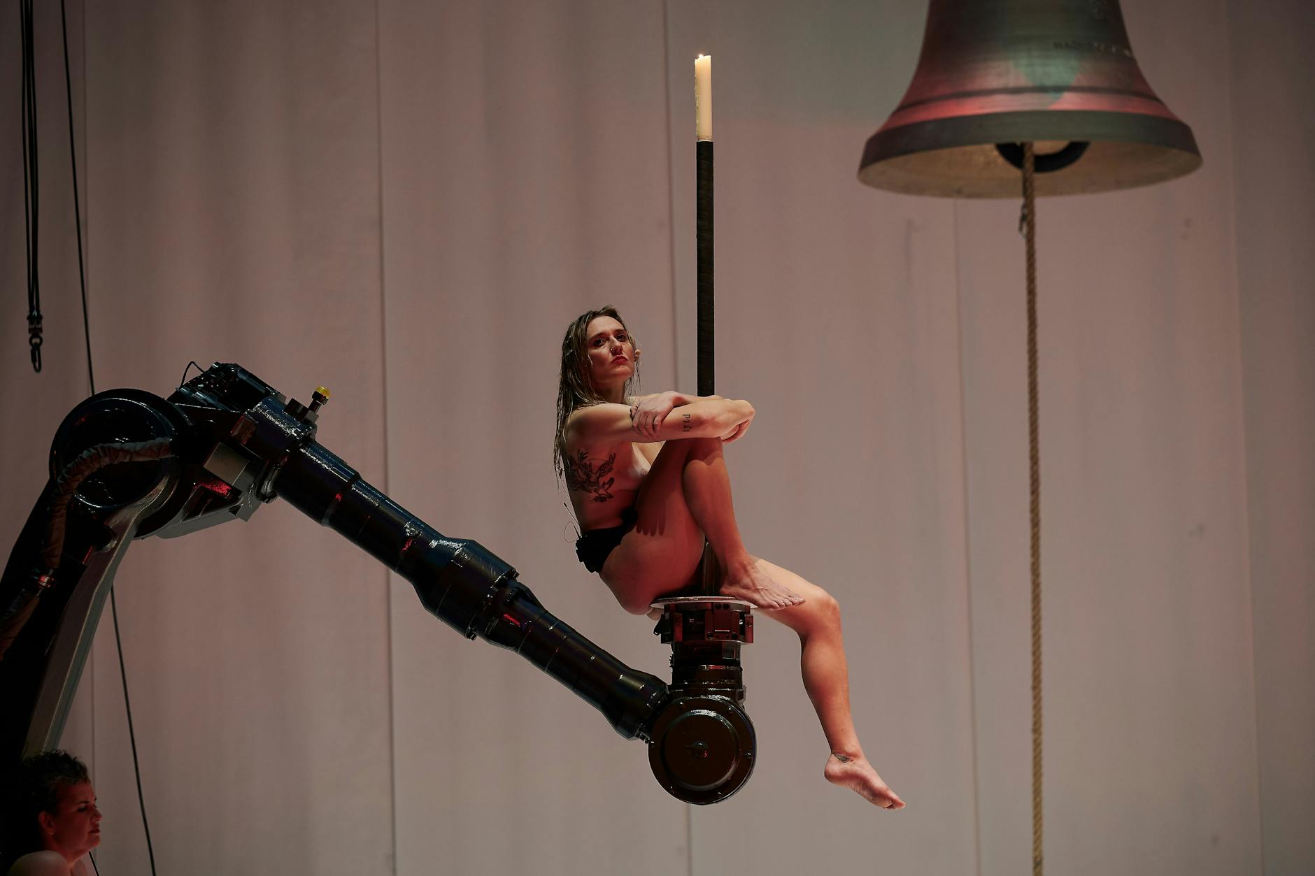 Viel nackte Haut zu sehen: Performancekünstlerin Sophie Duncan in der Inszenierung „Sancta“ von Florentina Holzinger. 