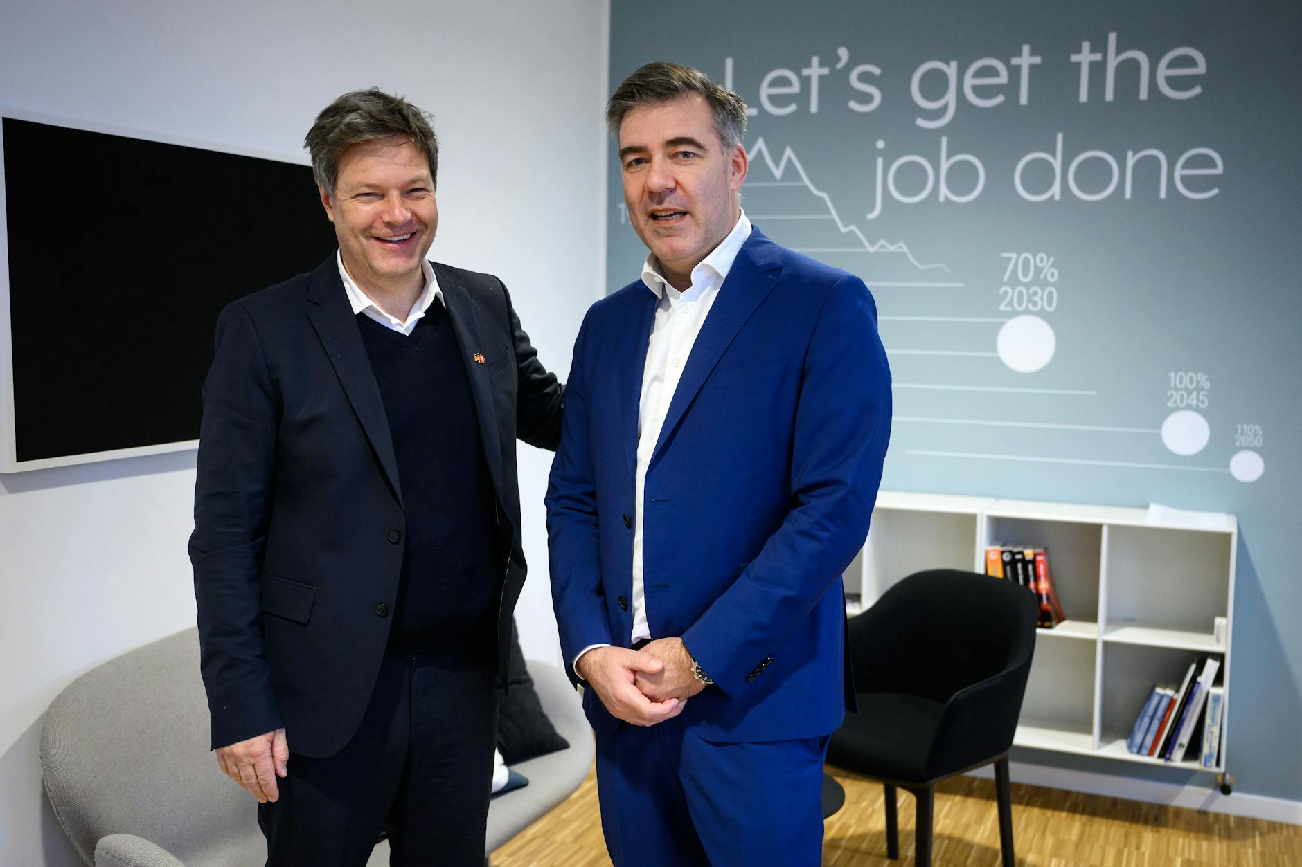 Robert Habeck (l., Bündnis 90/Die Grünen), Bundesminister für Wirtschaft und Klimaschutz, und Lars Aagaard, dänischer Minister für Klima, Energie und Versorgung, treffen sich im Klimaministerium zu einem Gespräch.