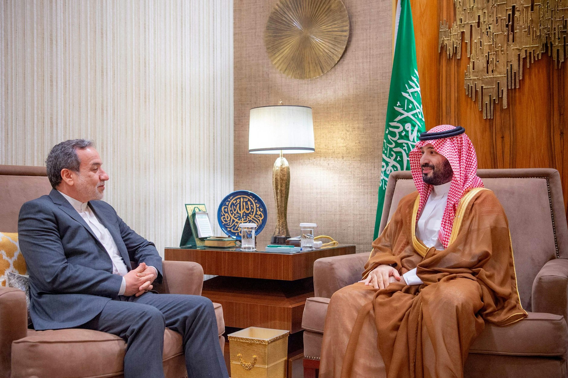 Der saudische Kronprinz Mohammed bin Salman (r.) trifft sich mit dem iranischen Außenminister Abbas Araghtschi in Riad.