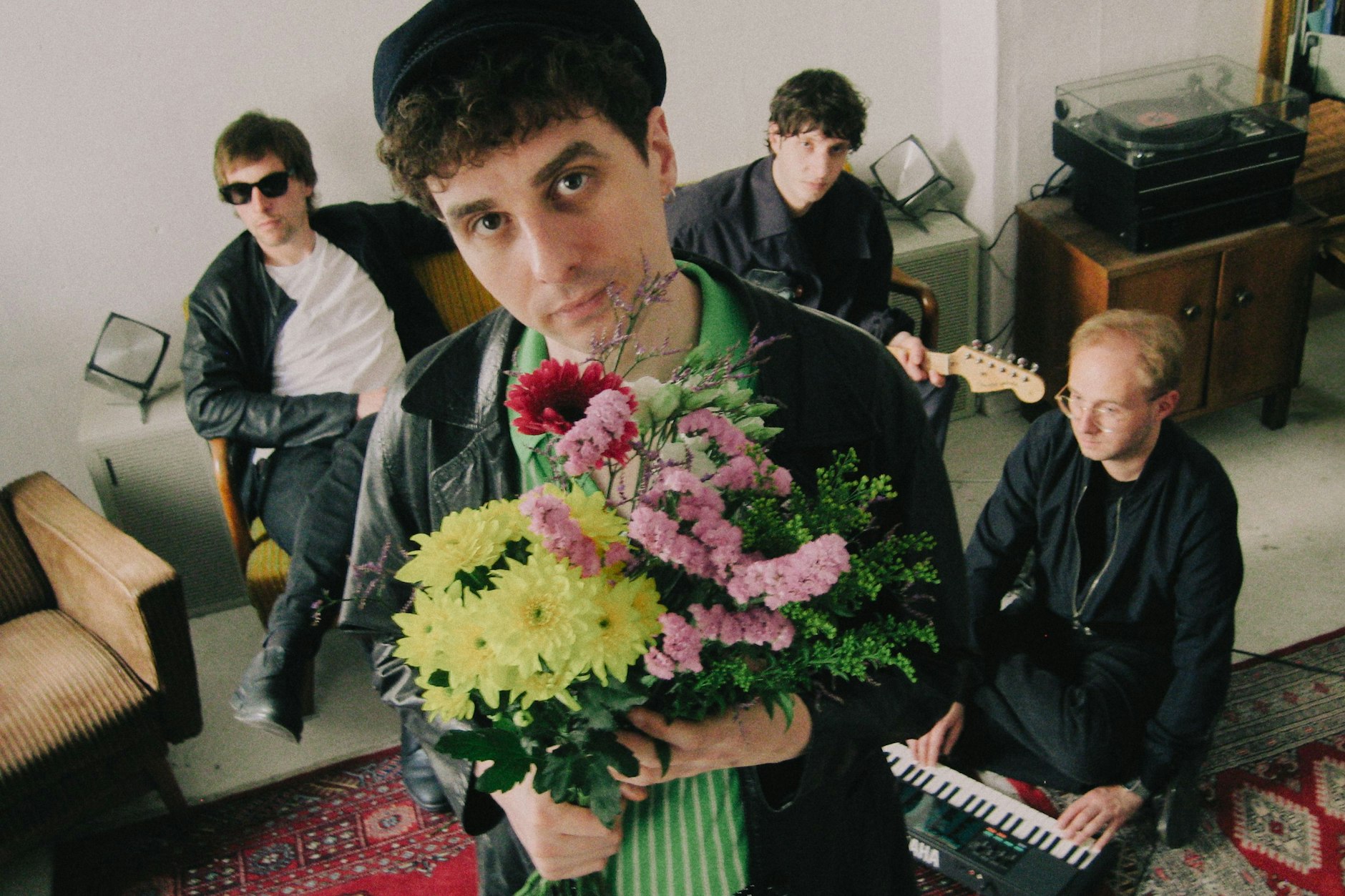 Sie Band Isolation Berlin, vorne ihr Sänger Tobias Bamborschke: „Du kannst wie ein Engel durch die Stadt schlüpfen und keiner sieht dich.“