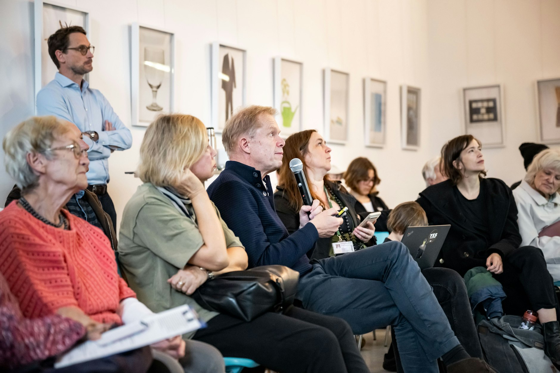 Bezirksstadtrat Ephraim Gothe (mit Mikrofon) im Gespräch mit Anwohnerinnen und Anwohnern der Leipziger Straße in Berlin-Mitte
