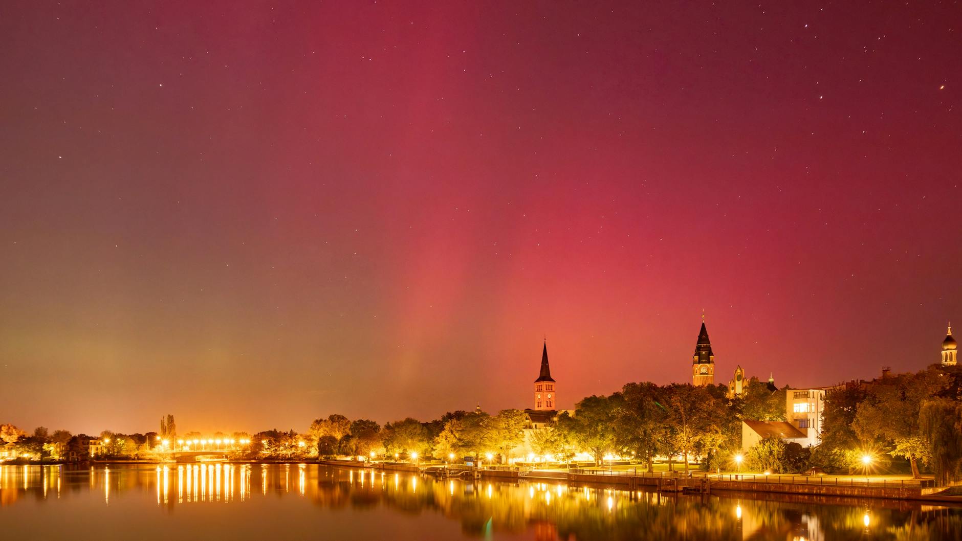 Nordlichter über Berlin: Dieses tolle Foto aus Köpenick sendet uns KURIER-Leserin Eva Stephan.