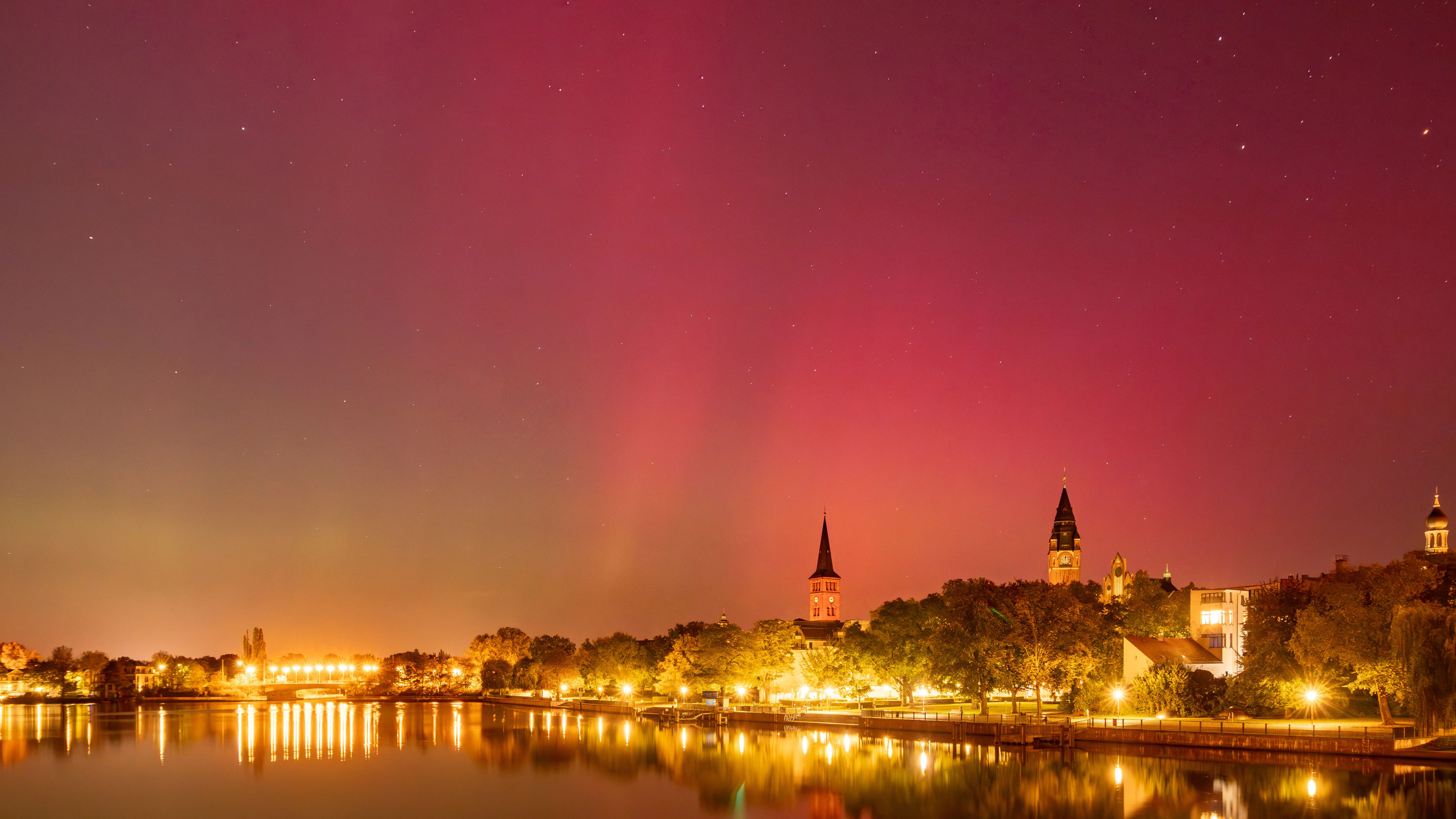 Nordlichter über Berlin: Dieses tolle Foto aus Köpenick sendet uns KURIER-Leserin Eva Stephan.