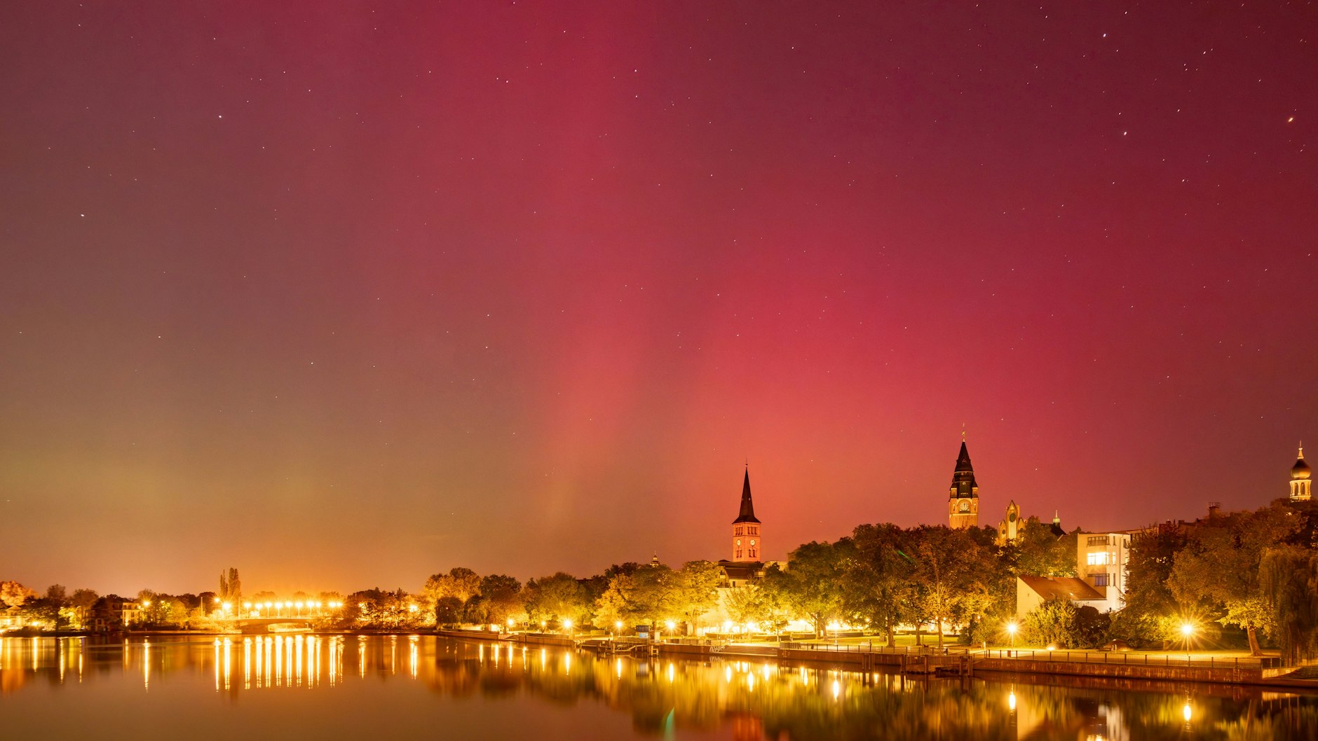 Nordlichter über Berlin: Dieses tolle Foto aus Köpenick sendet uns KURIER-Leserin Eva Stephan.