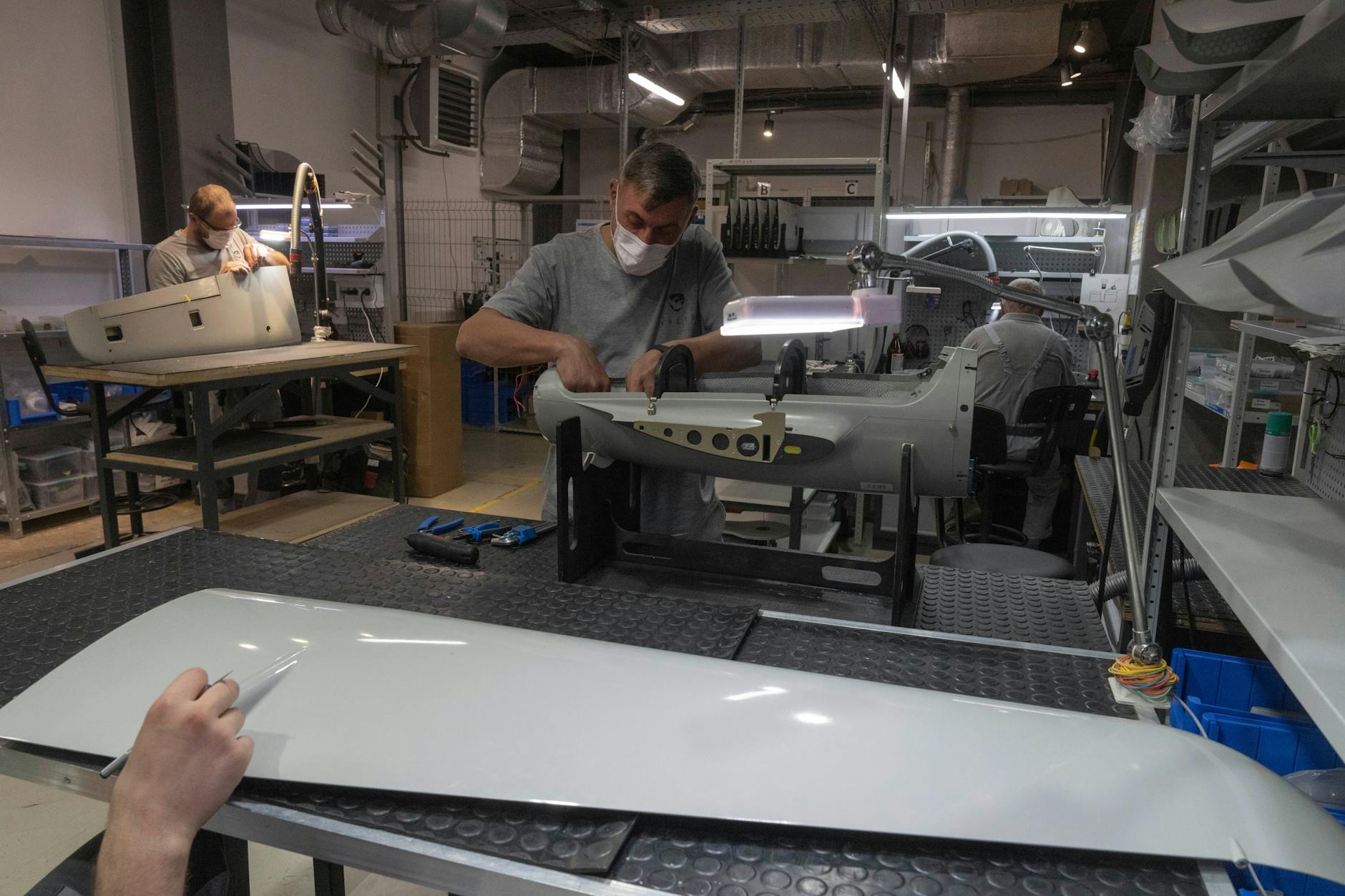 Ukraine, Kiew: Arbeiter montieren Raybird-Langstrecken-Überwachungsdrohnen.