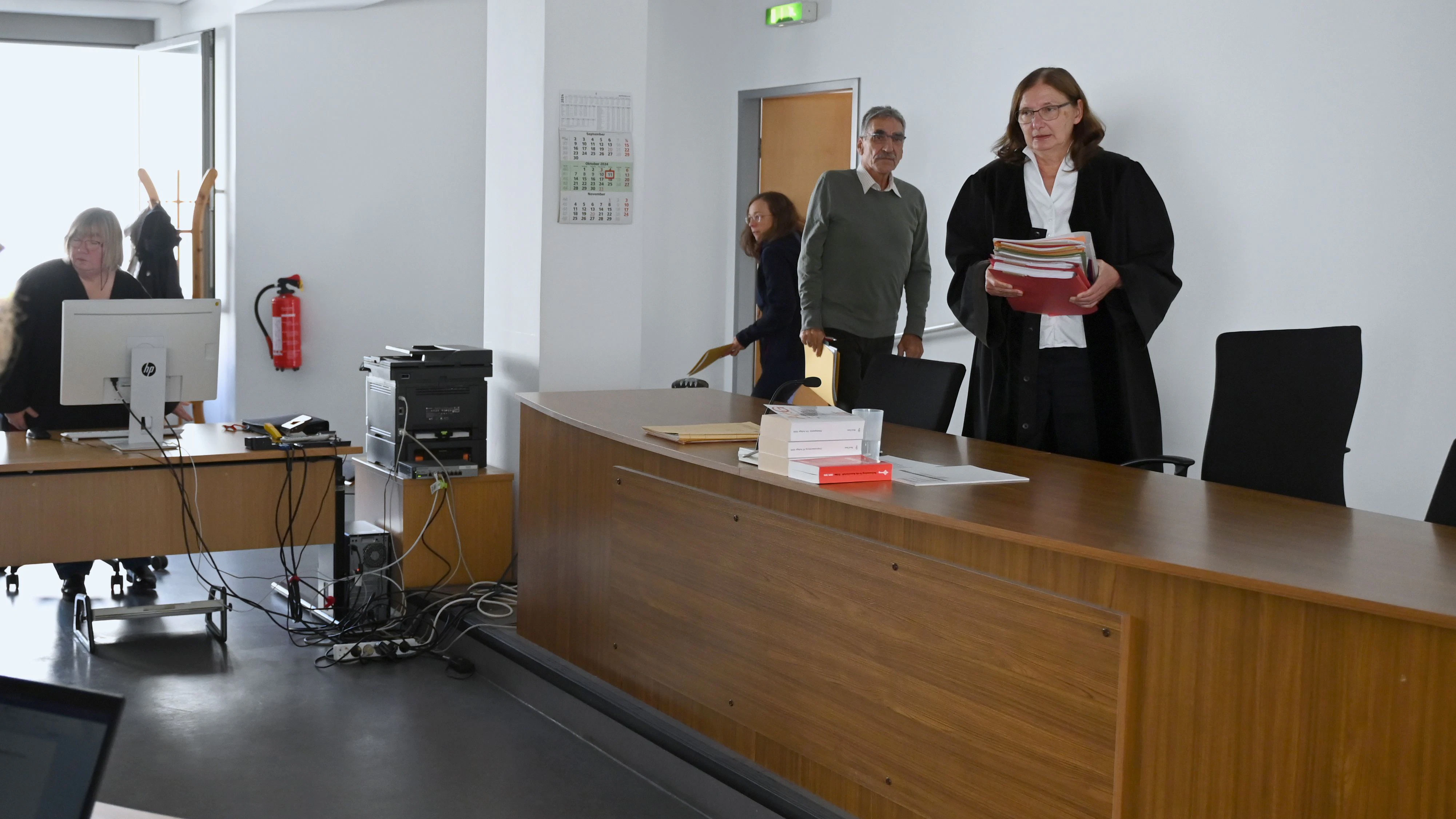 Birgitt Pechstein, Vorsitzende Richterin, betritt den Saal für die Berufungsverhandlung am Landesarbeitsgericht Berlin über einen unbefristeten Streik.&nbsp;