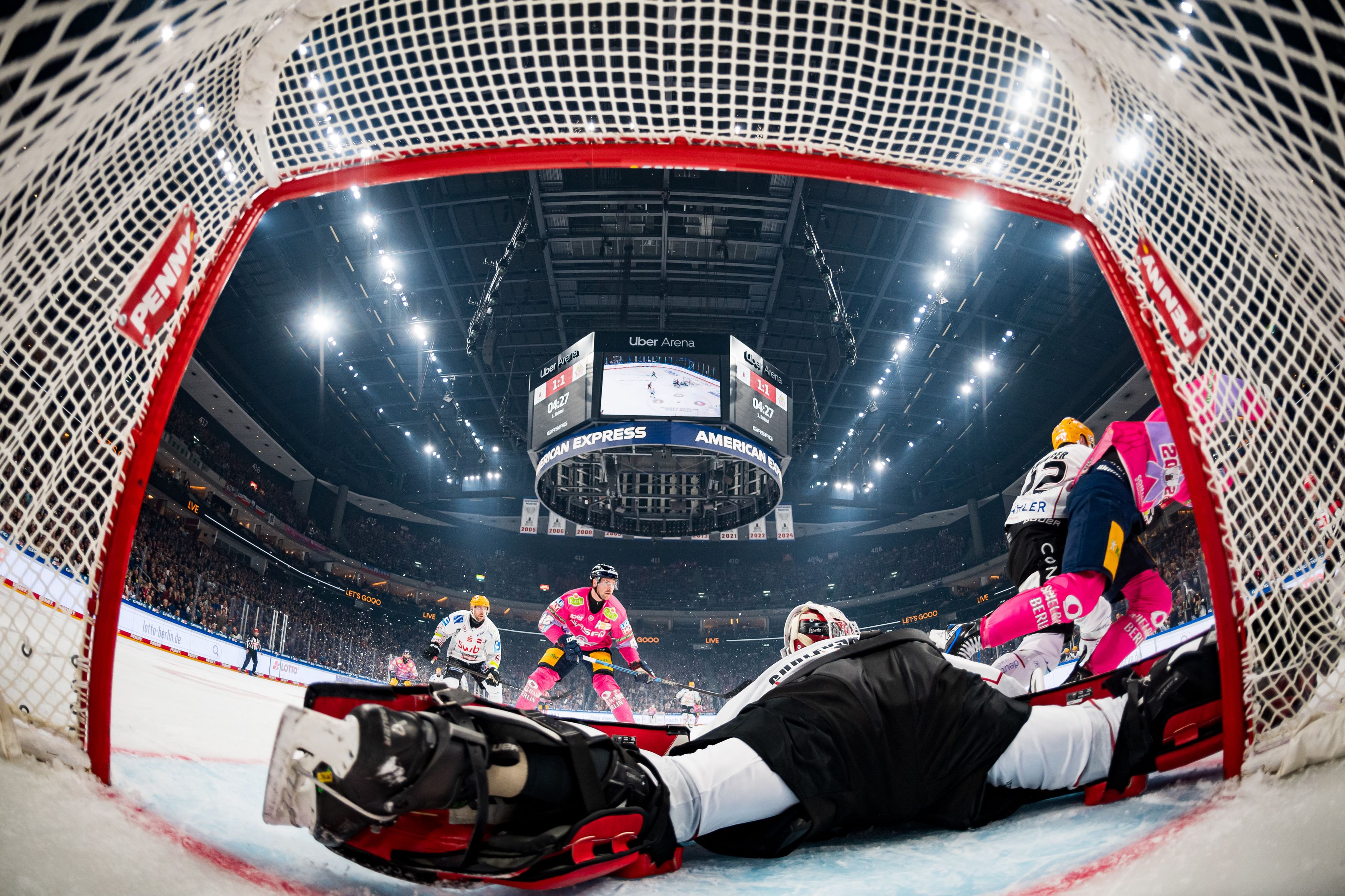 Image - Von wegen Eisbären können Pinguinen gar nichts anhaben